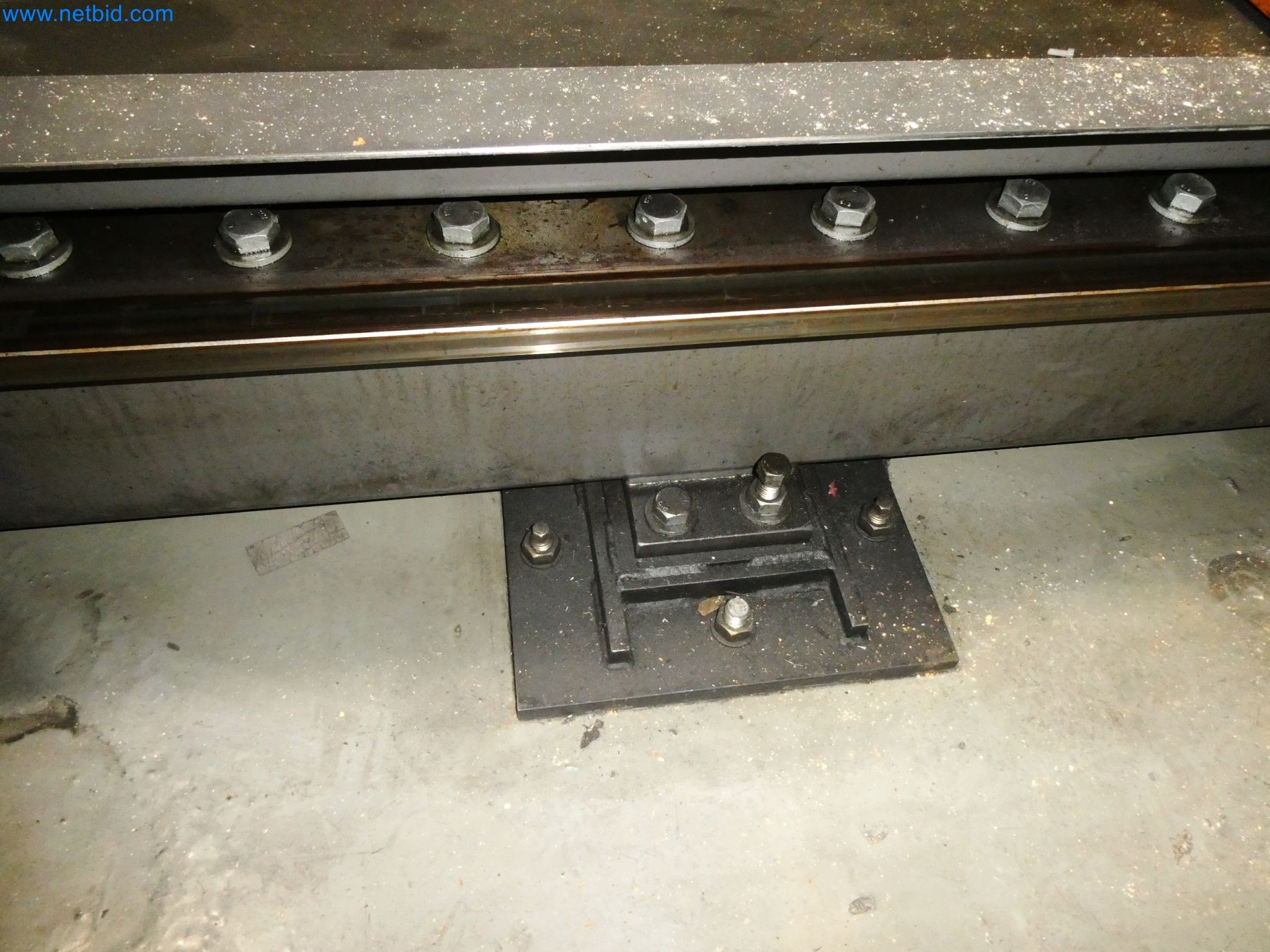 Roboty, svařovací zařízení a montážní příslušenství z automobilového průmyslu-20