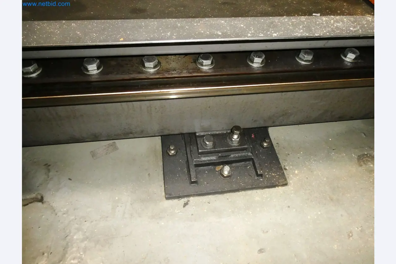 Roboty, svařovací zařízení a montážní příslušenství z automobilového průmyslu-20