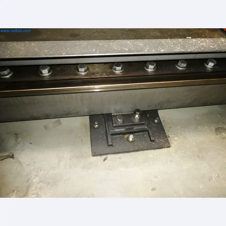 Roboty, svařovací zařízení a montážní příslušenství z automobilového průmyslu-20