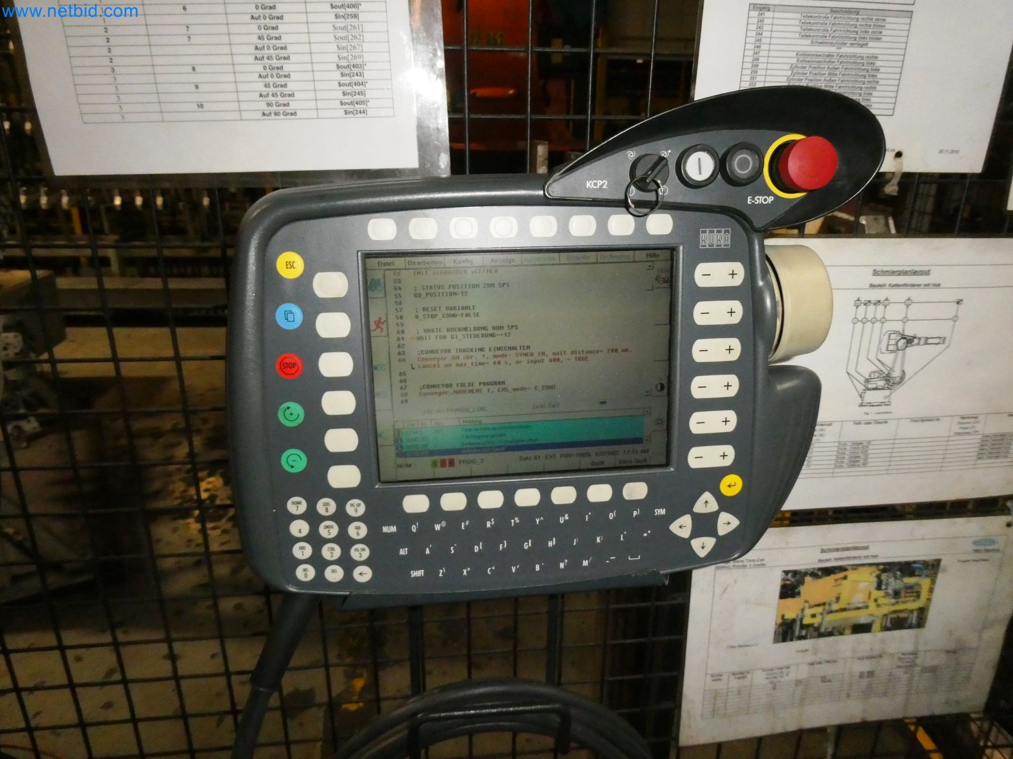 Roboty, svařovací zařízení a montážní příslušenství z automobilového průmyslu-21