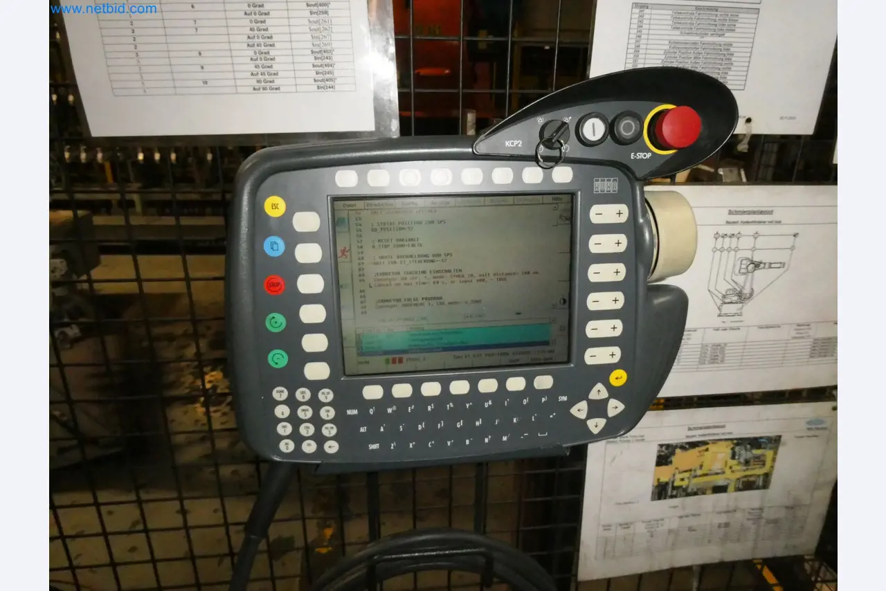 Roboty, svařovací zařízení a montážní příslušenství z automobilového průmyslu-21