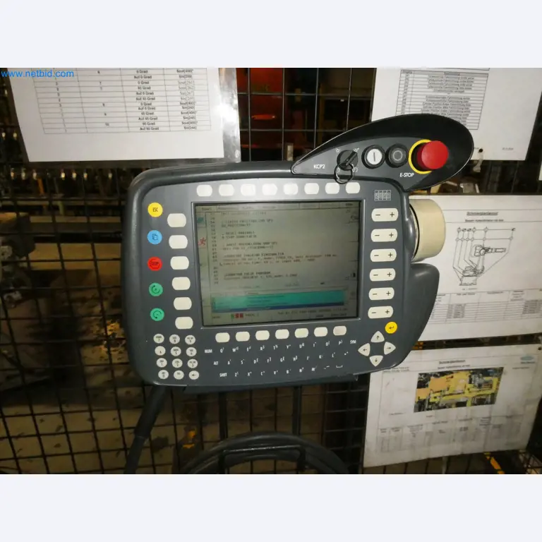 Roboty, svařovací zařízení a montážní příslušenství z automobilového průmyslu-21