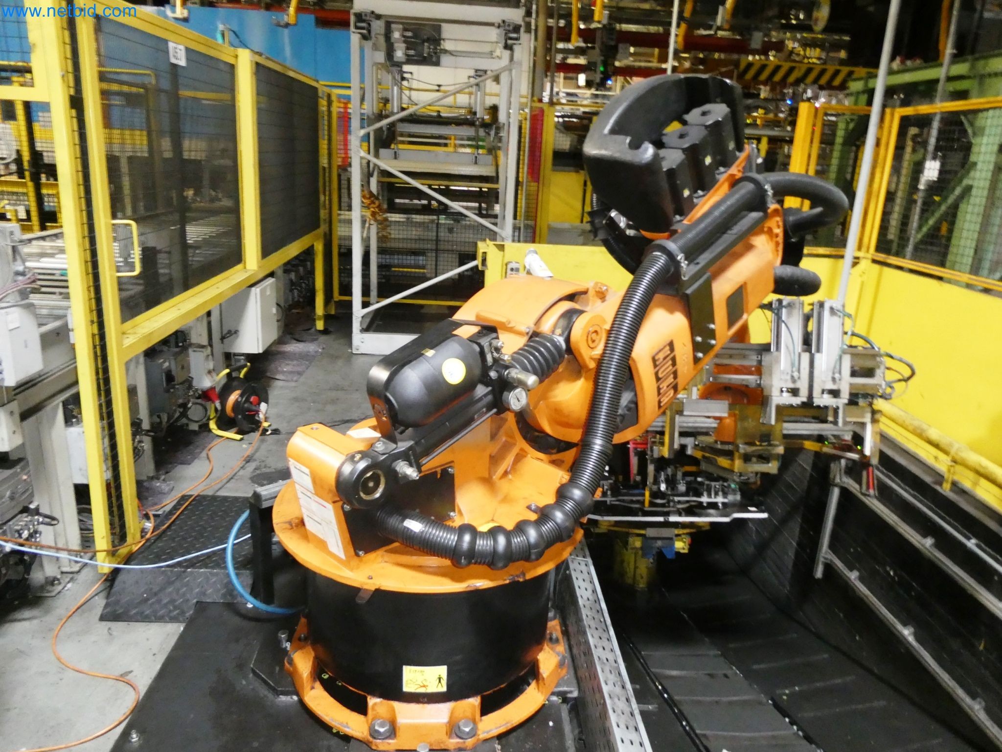 Roboty, svařovací zařízení a montážní příslušenství z automobilového průmyslu-22