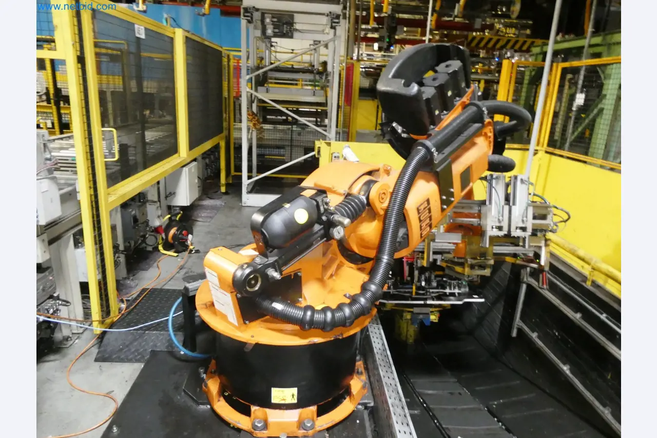 Roboty, svařovací zařízení a montážní příslušenství z automobilového průmyslu-22