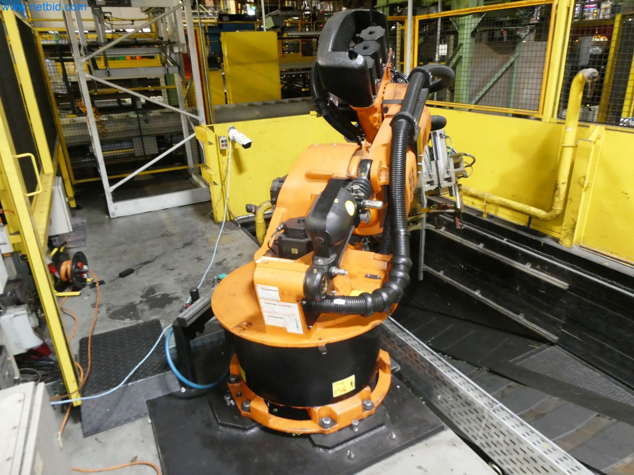 Roboty, svařovací zařízení a montážní příslušenství z automobilového průmyslu-23