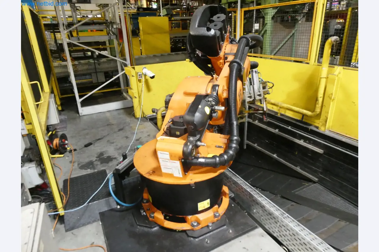 Roboty, svařovací zařízení a montážní příslušenství z automobilového průmyslu-23