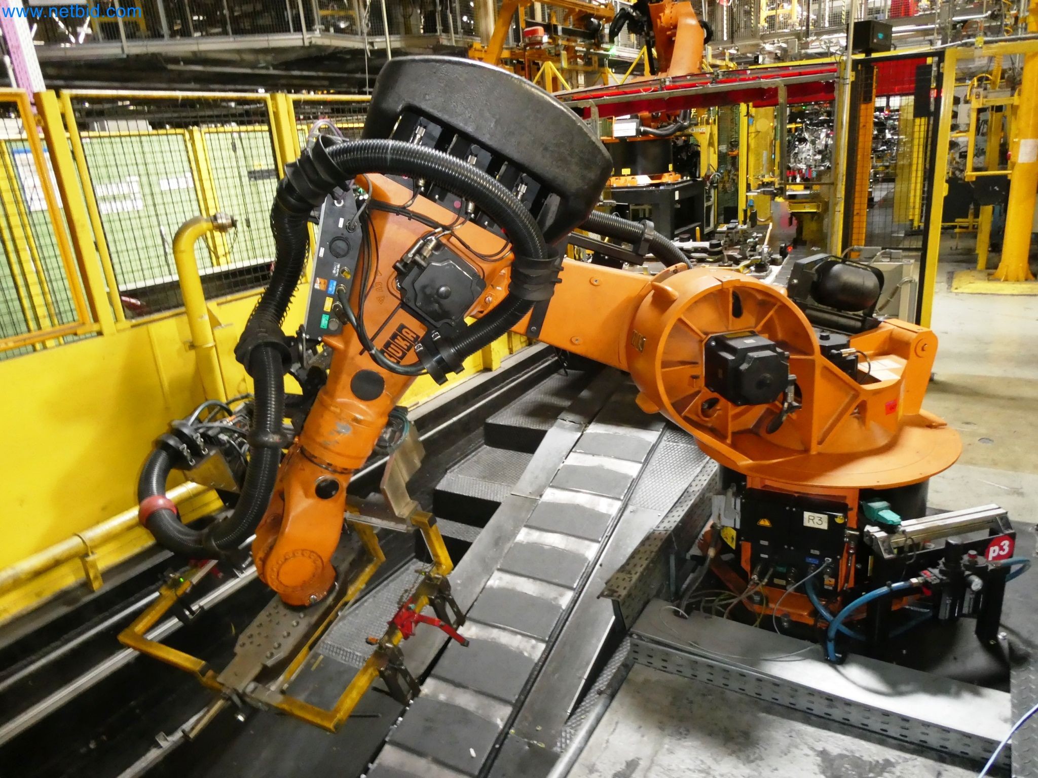 Roboty, svařovací zařízení a montážní příslušenství z automobilového průmyslu-24