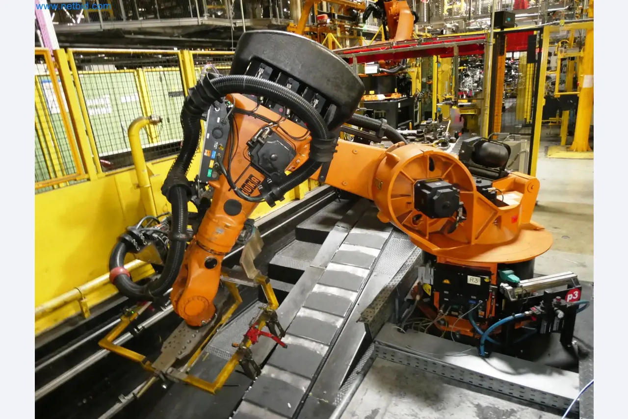 Roboty, svařovací zařízení a montážní příslušenství z automobilového průmyslu-24