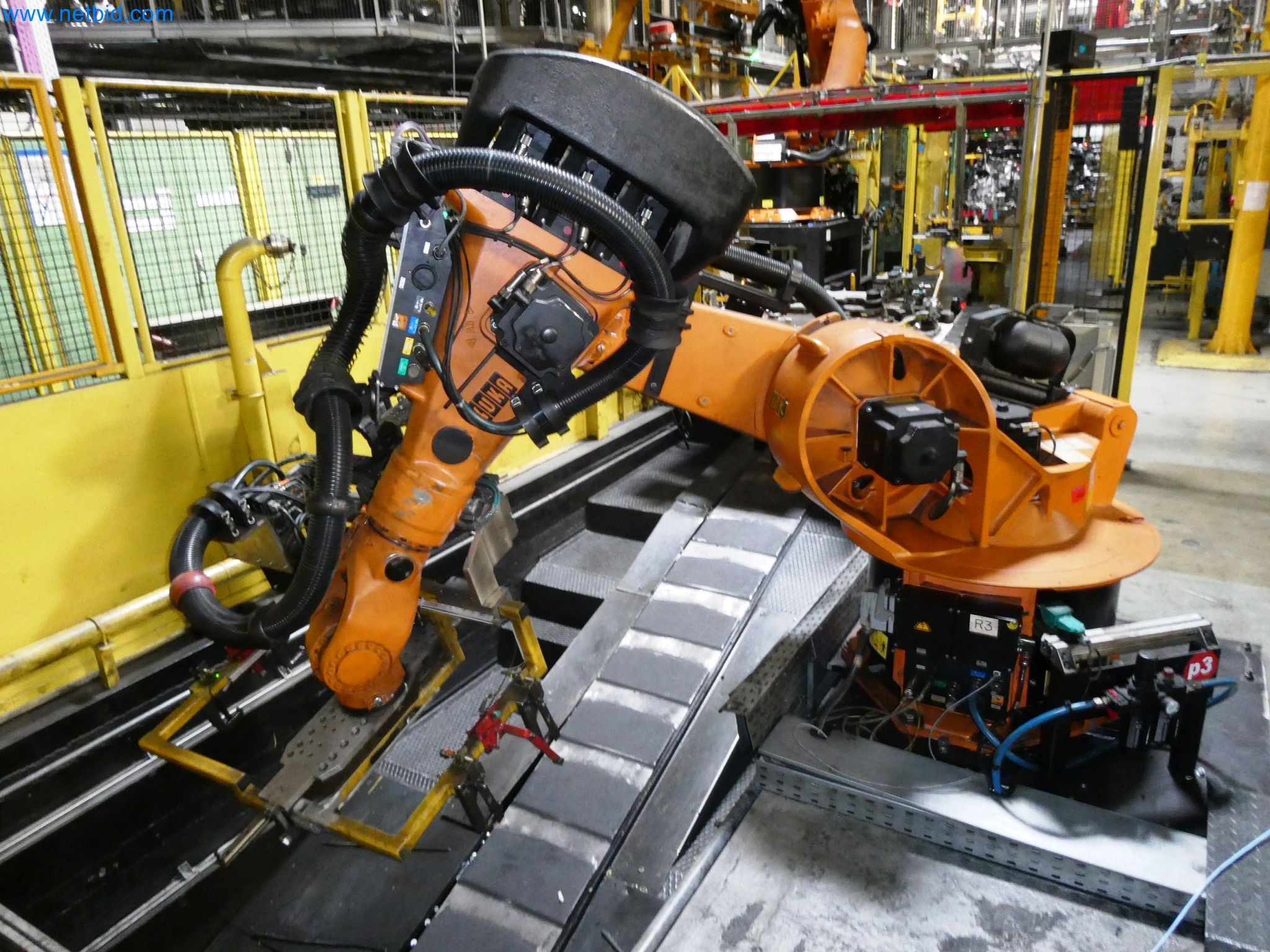 Roboty, svařovací zařízení a montážní příslušenství z automobilového průmyslu-26