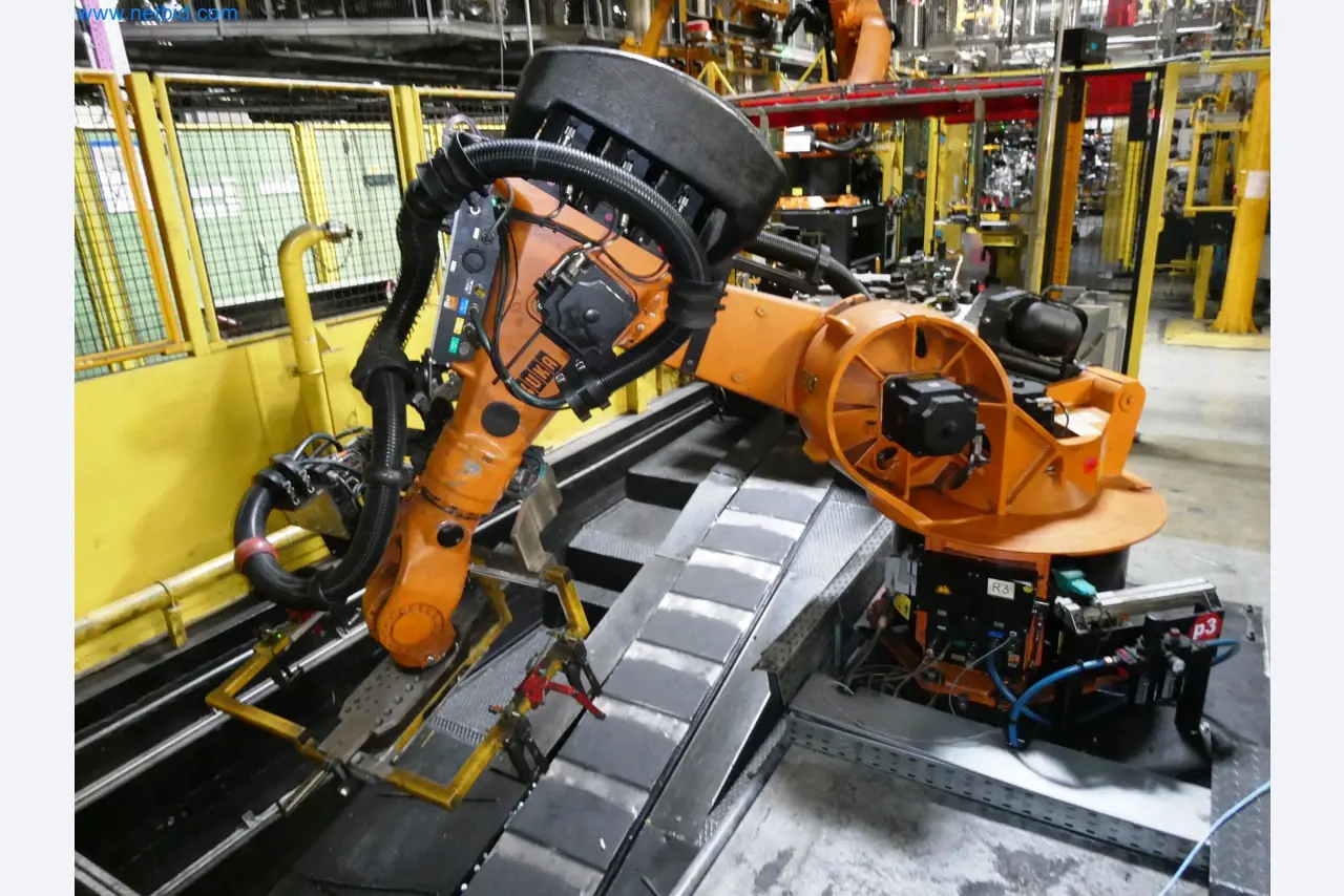 Roboty, svařovací zařízení a montážní příslušenství z automobilového průmyslu-26