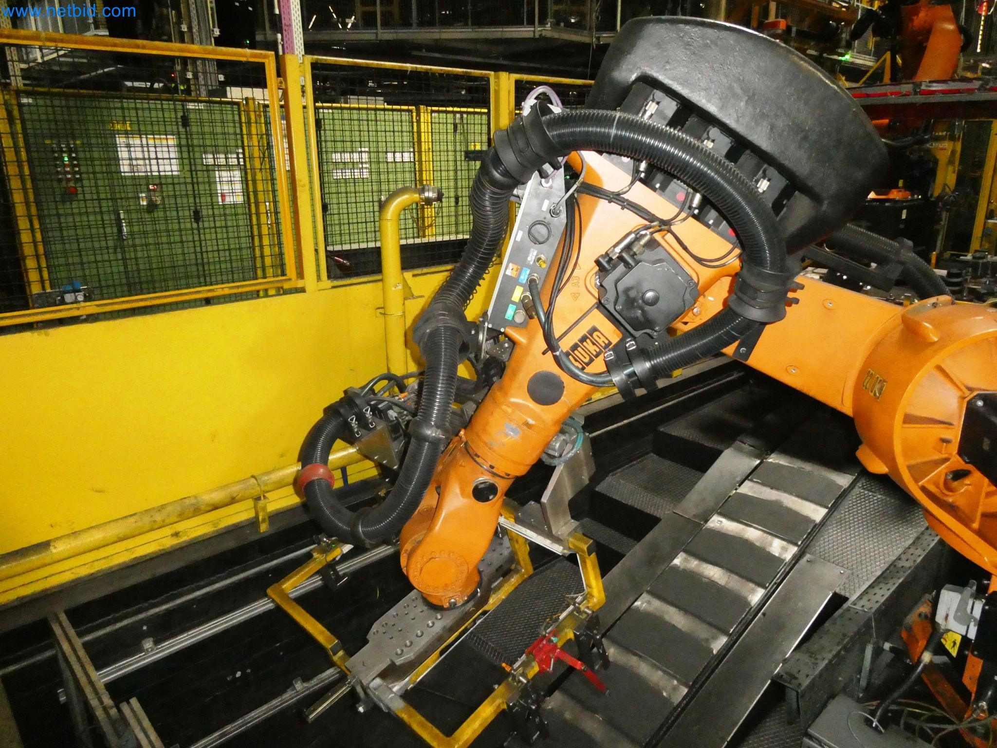 Roboty, svařovací zařízení a montážní příslušenství z automobilového průmyslu-27