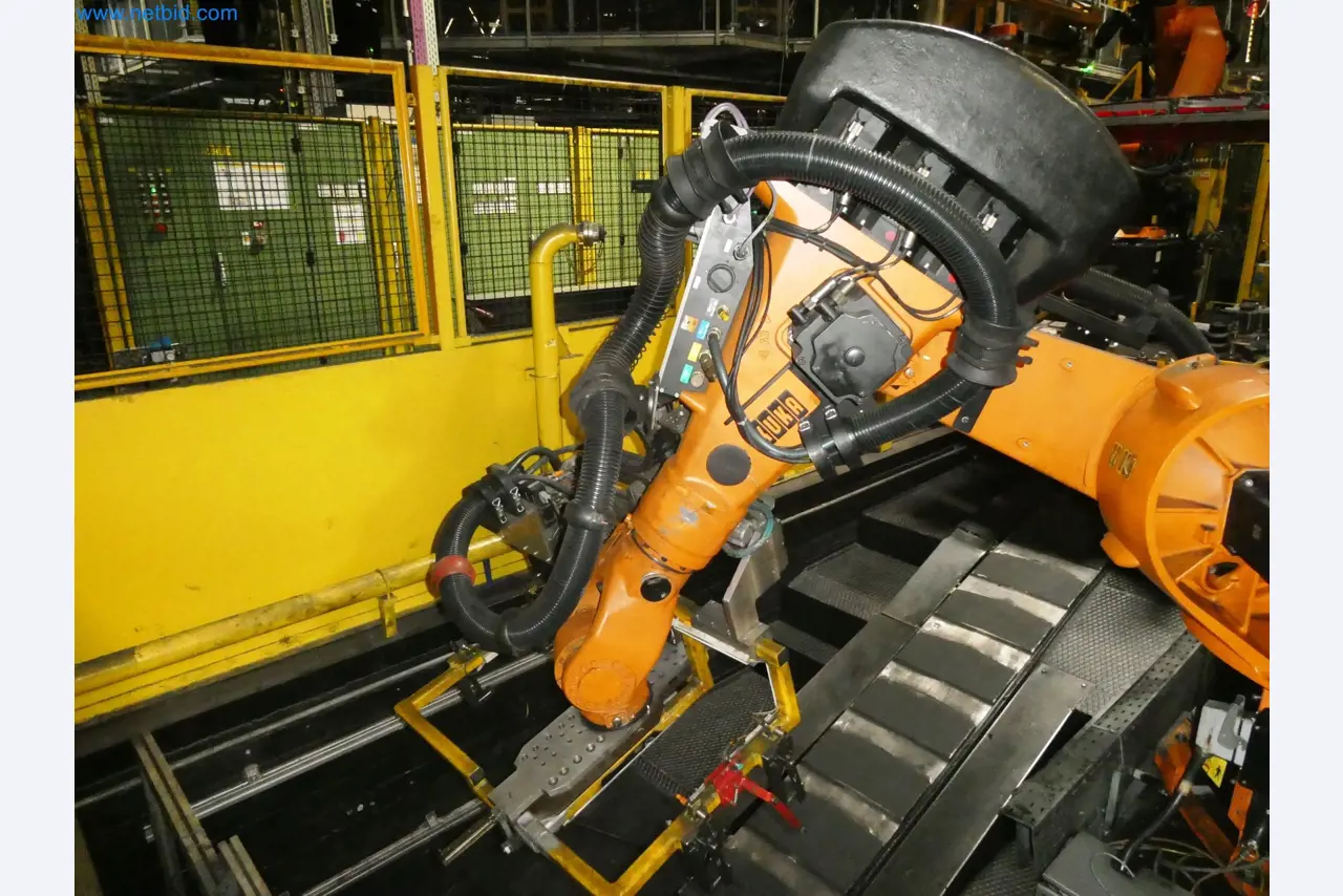 Roboty, svařovací zařízení a montážní příslušenství z automobilového průmyslu-27