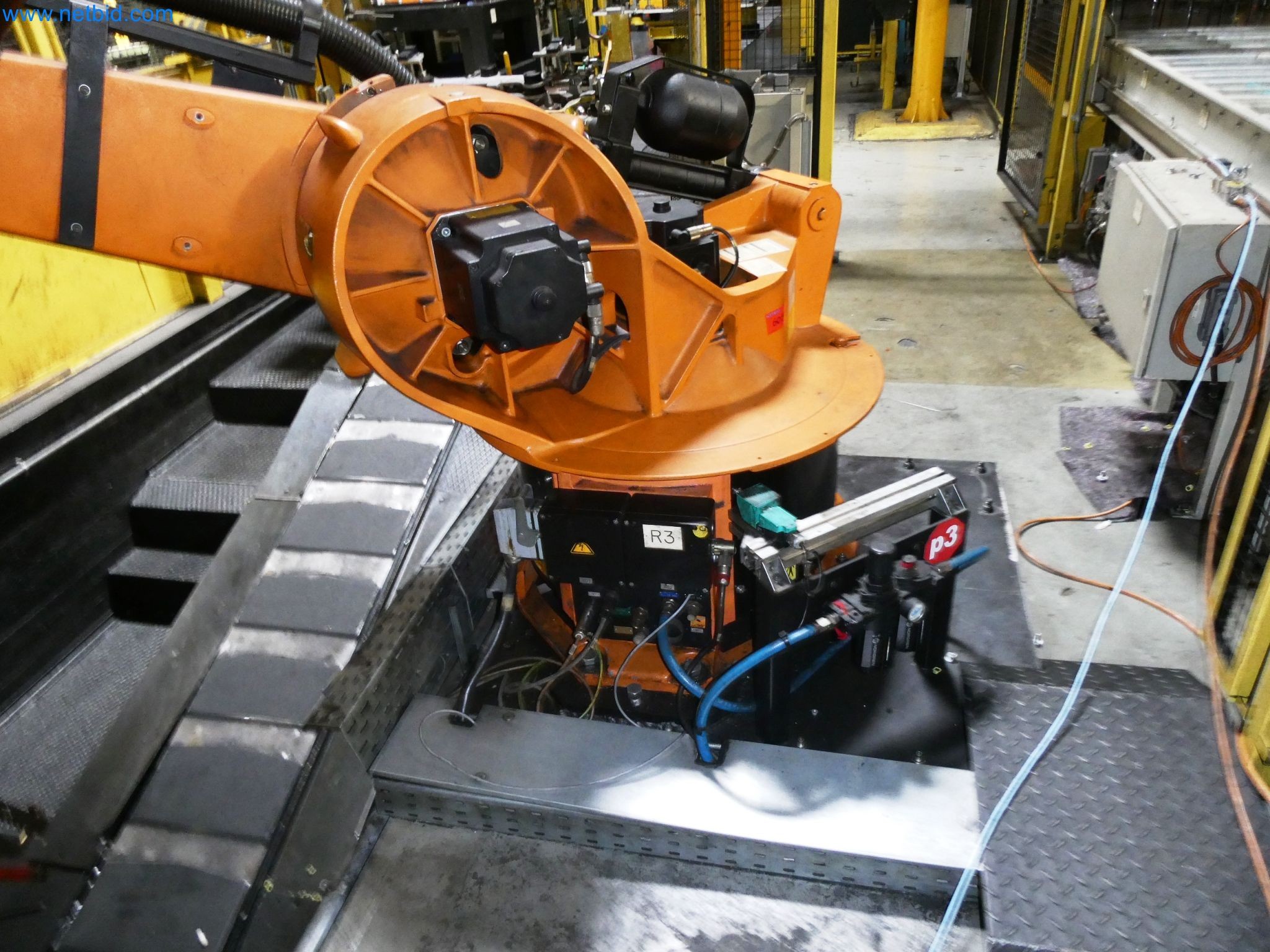 Roboty, svařovací zařízení a montážní příslušenství z automobilového průmyslu-29