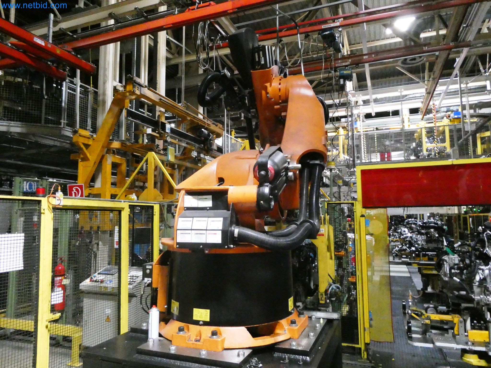 Roboty, svařovací zařízení a montážní příslušenství z automobilového průmyslu-30