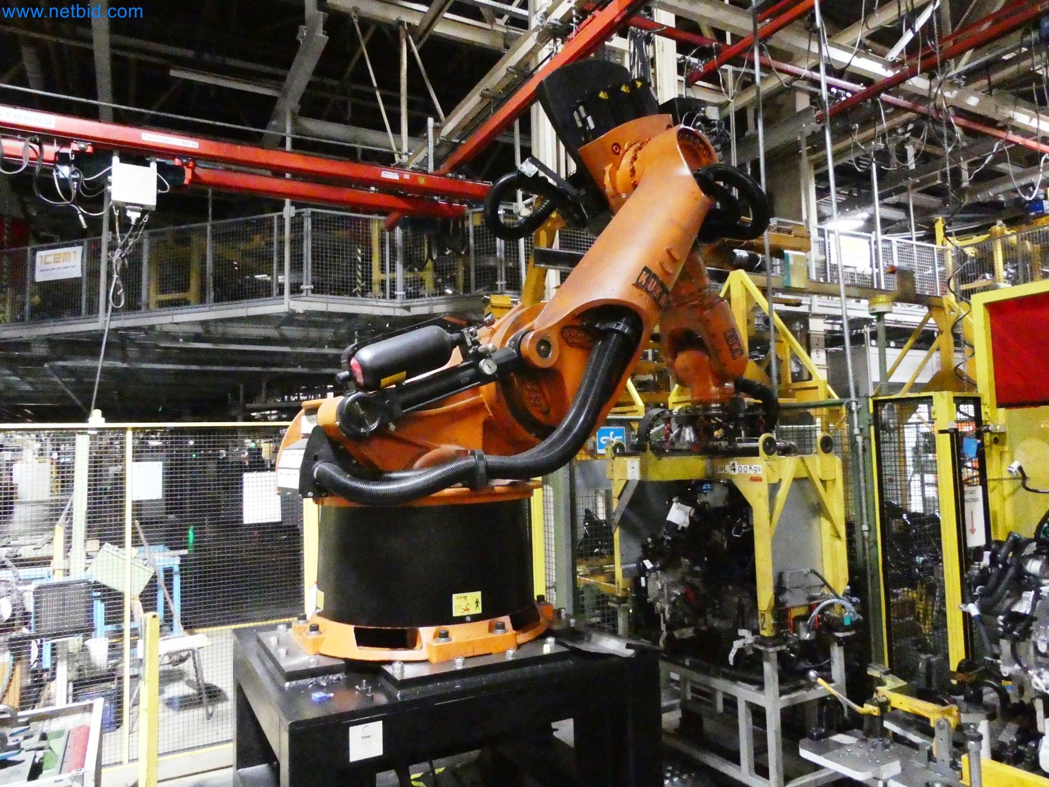 Roboty, svařovací zařízení a montážní příslušenství z automobilového průmyslu-31