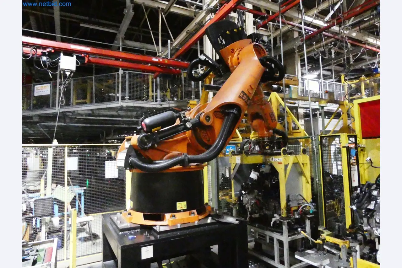 Roboty, svařovací zařízení a montážní příslušenství z automobilového průmyslu-31