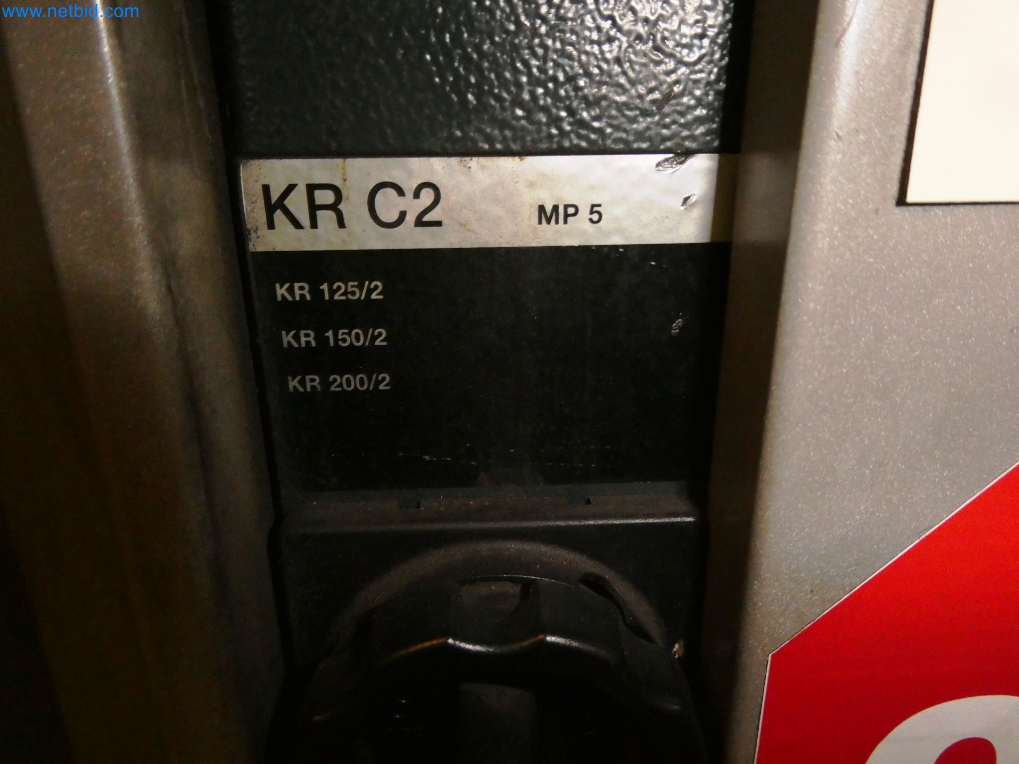 Roboty, svařovací zařízení a montážní příslušenství z automobilového průmyslu-32