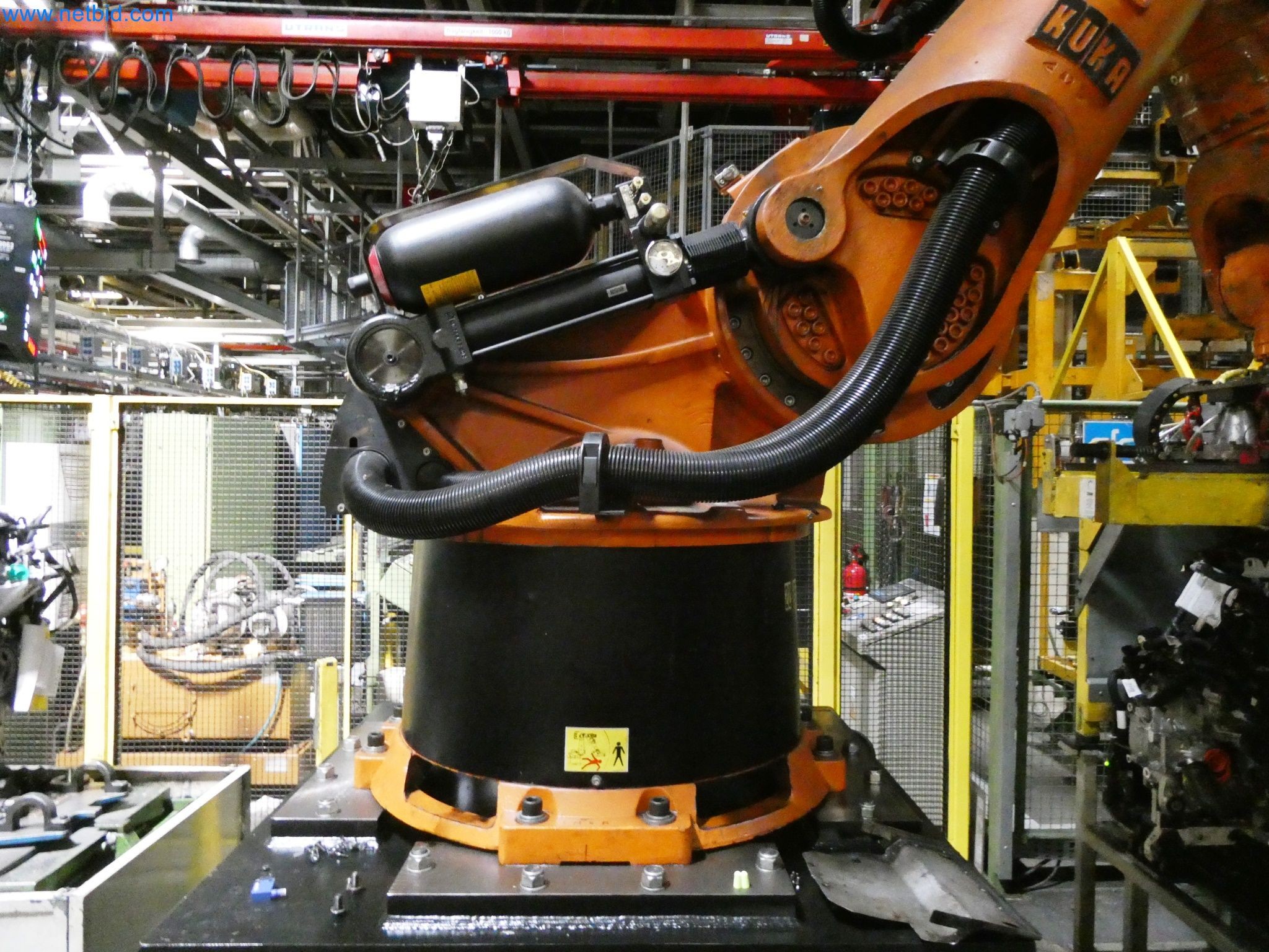 Roboty, svařovací zařízení a montážní příslušenství z automobilového průmyslu-34