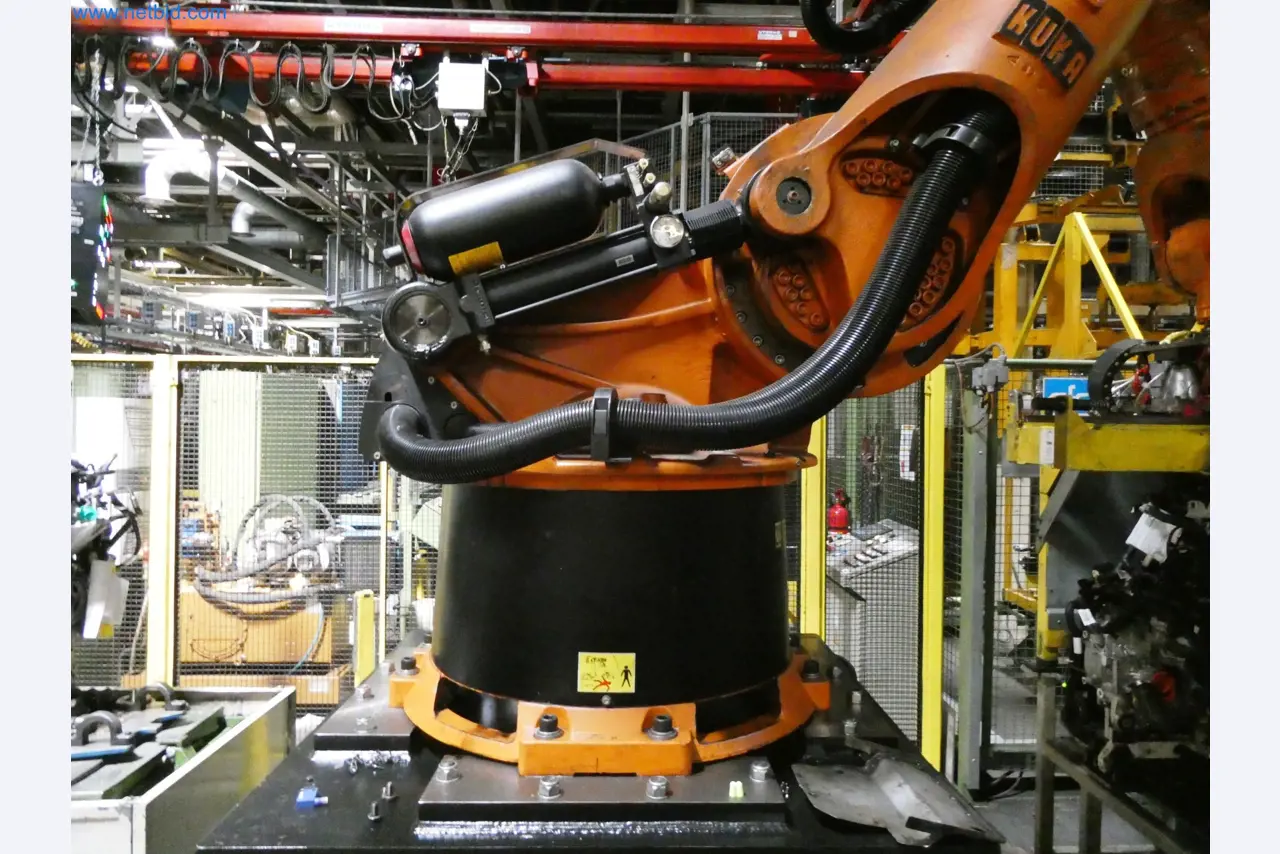 Roboty, svařovací zařízení a montážní příslušenství z automobilového průmyslu-34