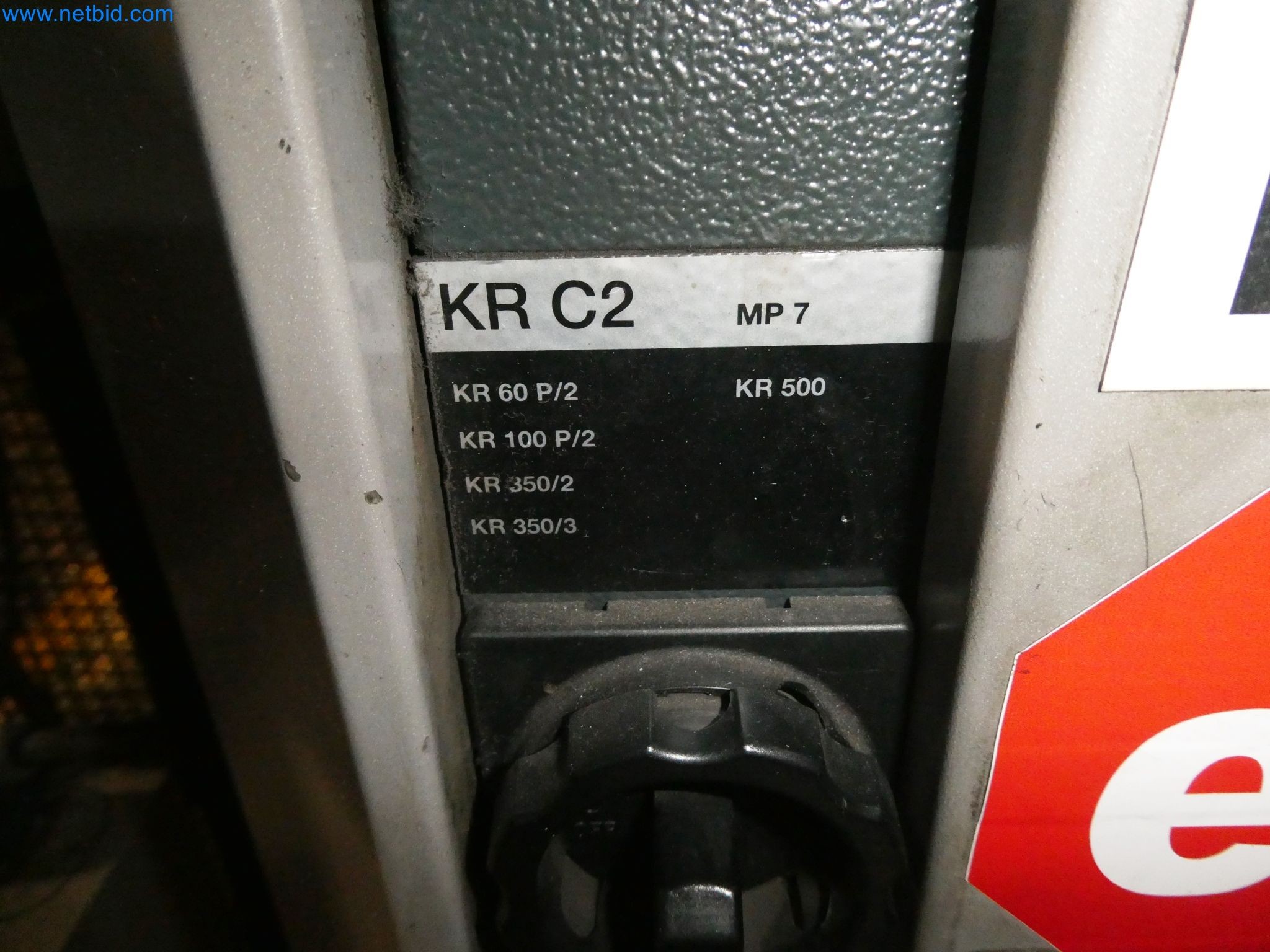 Roboty, svařovací zařízení a montážní příslušenství z automobilového průmyslu-36