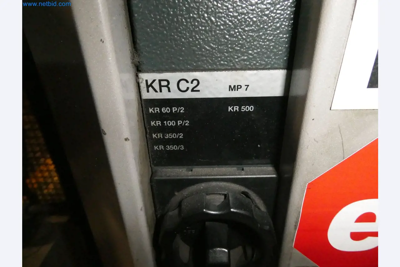 Roboty, svařovací zařízení a montážní příslušenství z automobilového průmyslu-36