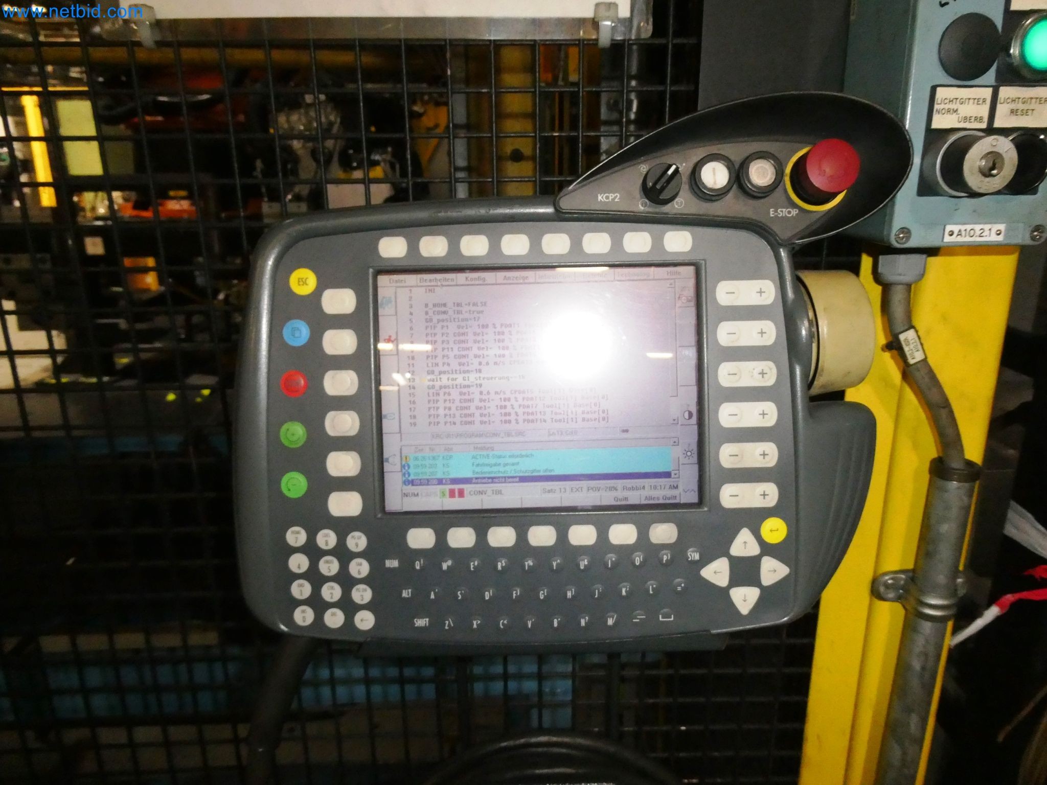 Roboty, svařovací zařízení a montážní příslušenství z automobilového průmyslu-37