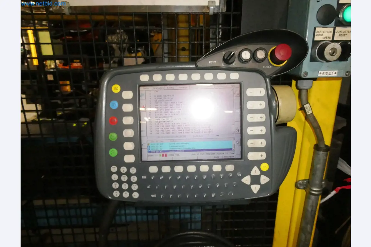 Roboty, svařovací zařízení a montážní příslušenství z automobilového průmyslu-37