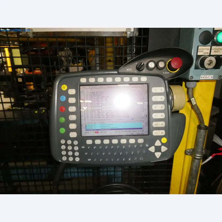 Roboty, svařovací zařízení a montážní příslušenství z automobilového průmyslu-37