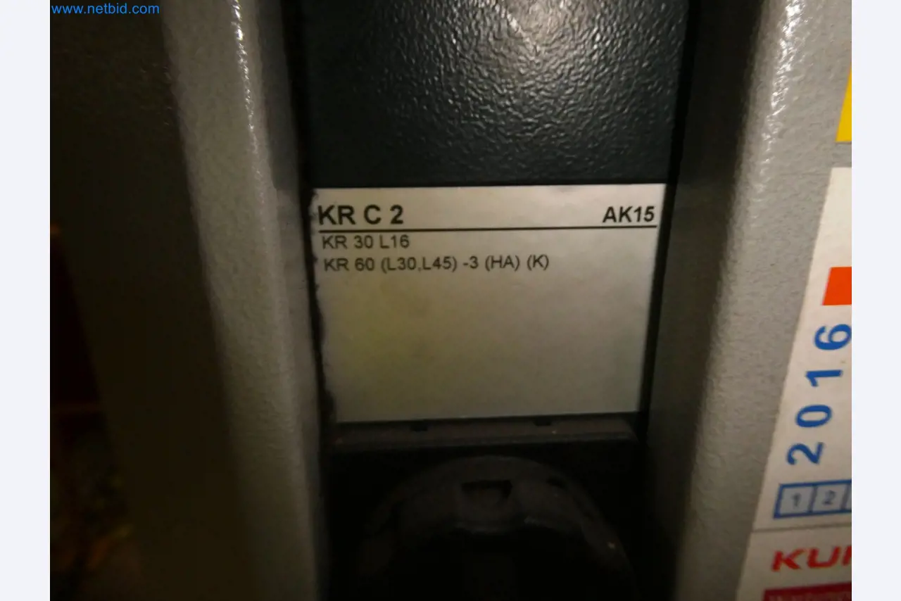 Roboty, svařovací zařízení a montážní příslušenství z automobilového průmyslu-38