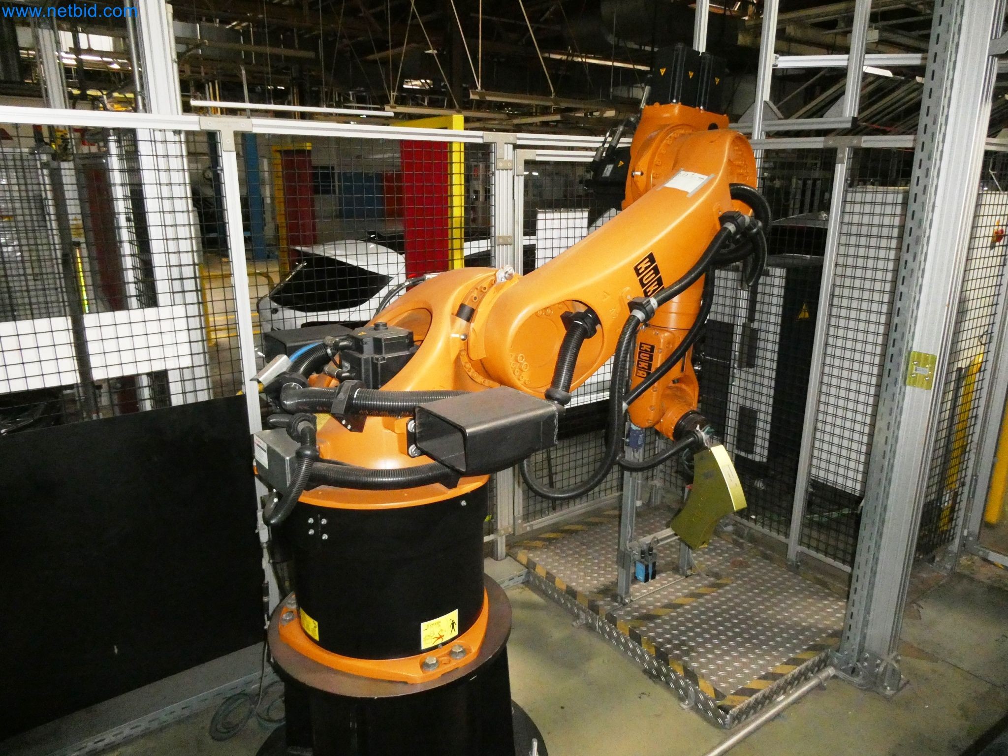 Roboty, svařovací zařízení a montážní příslušenství z automobilového průmyslu-39