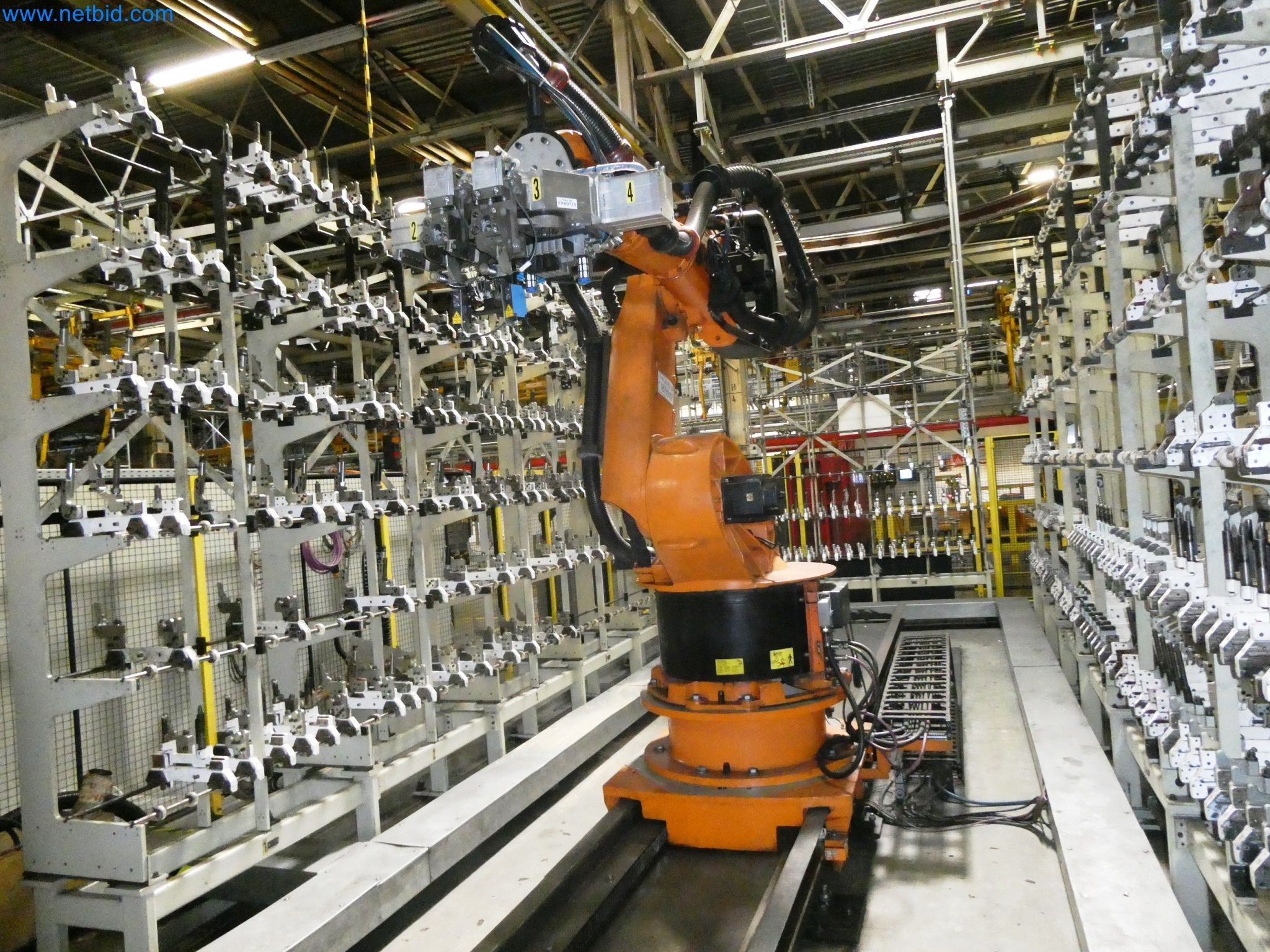 Roboty, svařovací zařízení a montážní příslušenství z automobilového průmyslu-3
