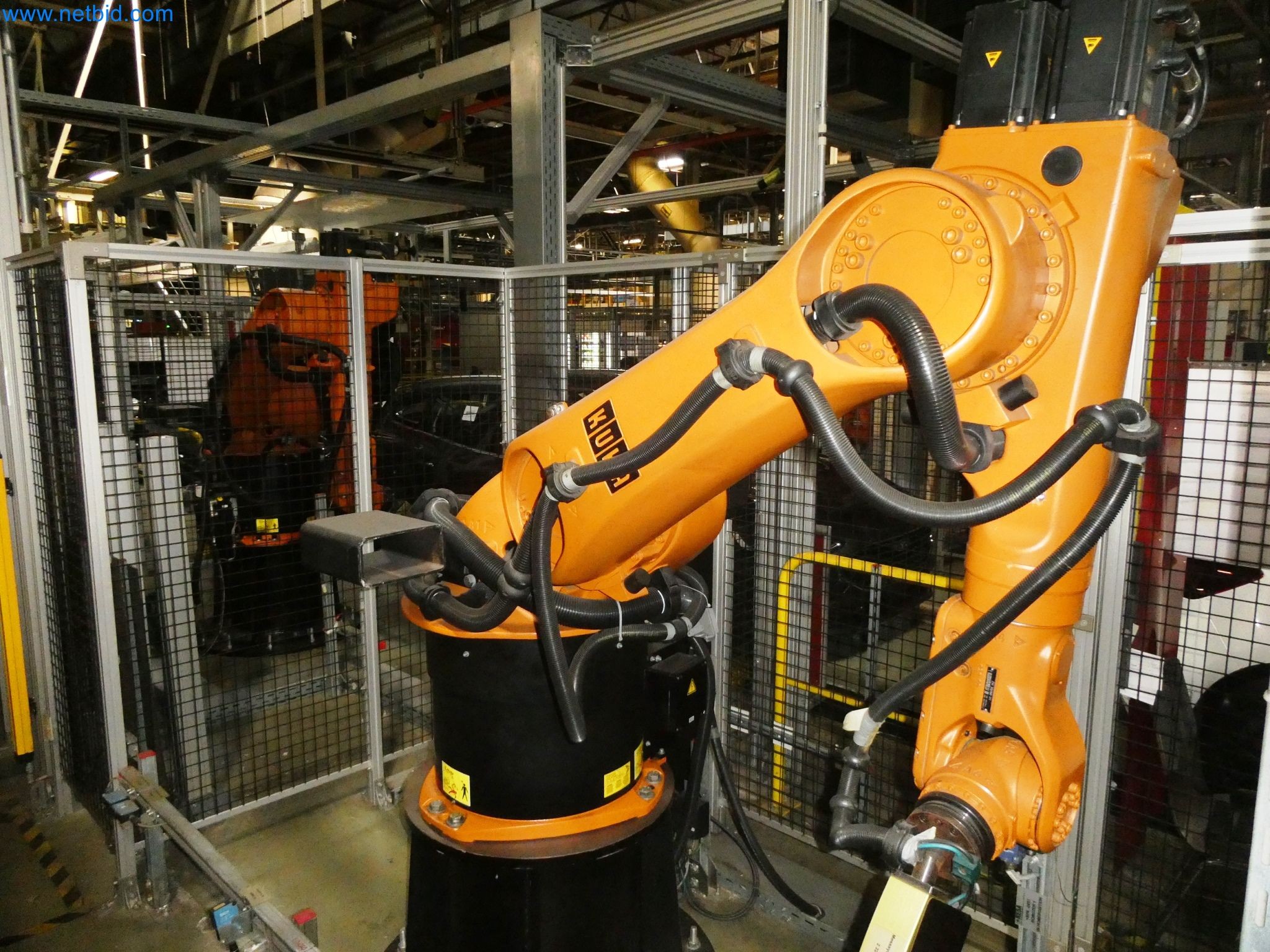 Roboty, svařovací zařízení a montážní příslušenství z automobilového průmyslu-41