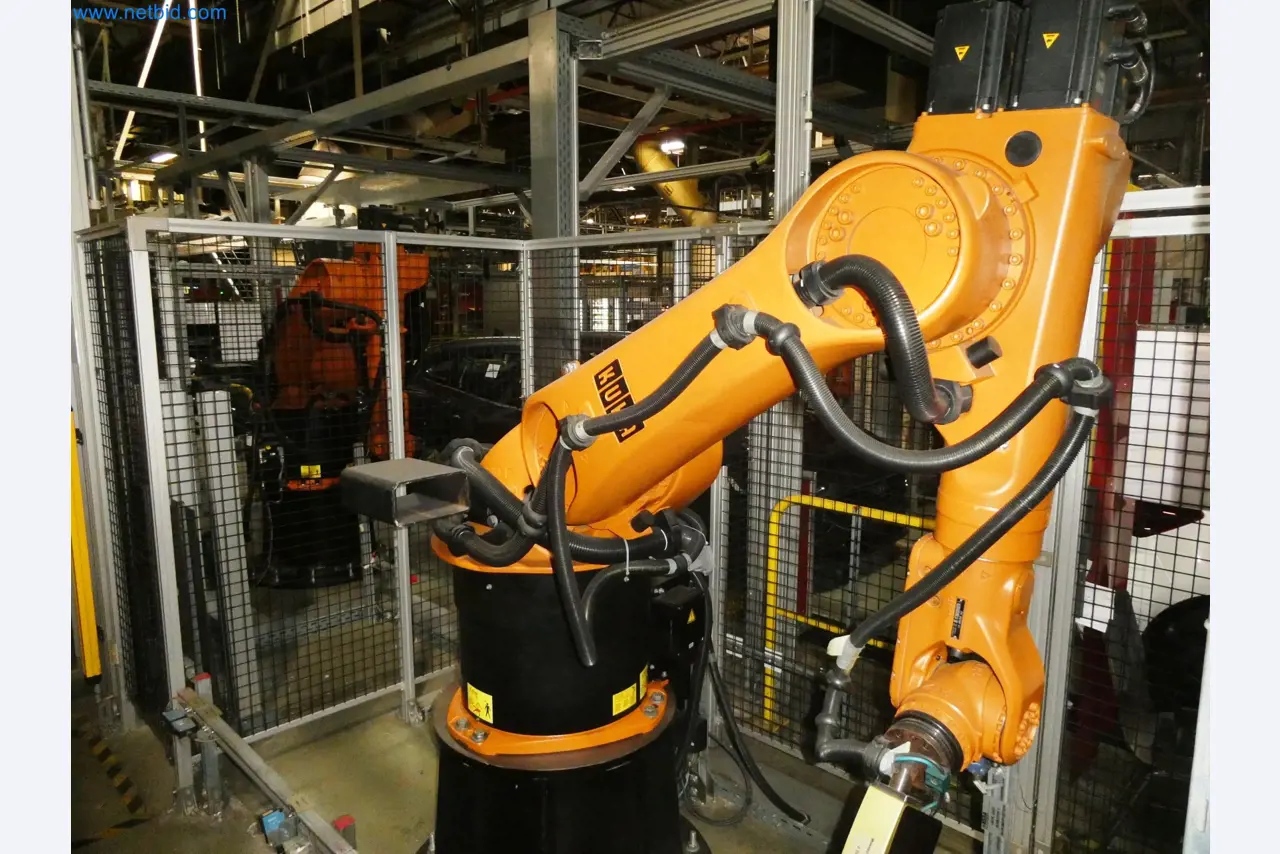 Roboty, svařovací zařízení a montážní příslušenství z automobilového průmyslu-41