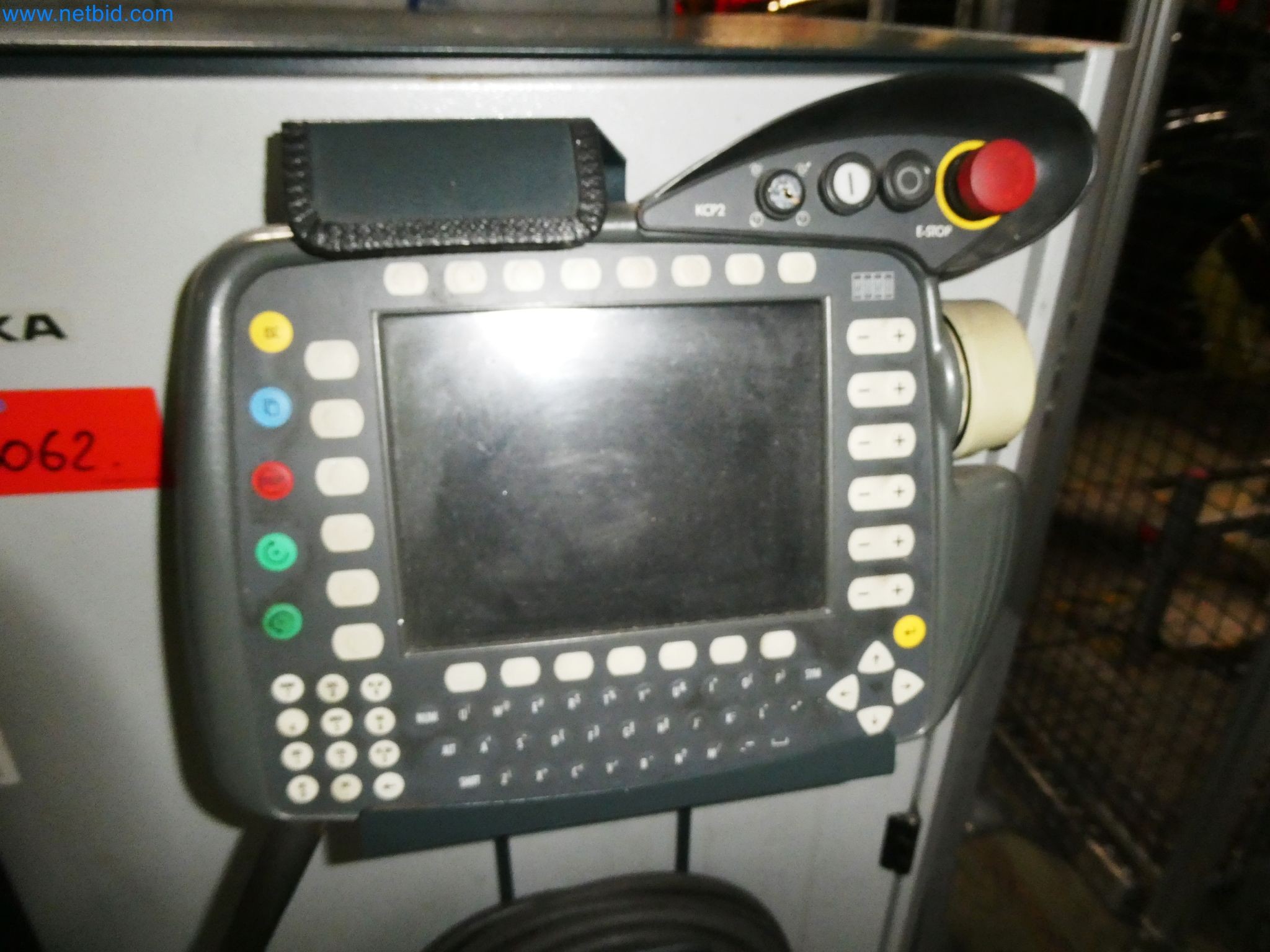 Roboty, svařovací zařízení a montážní příslušenství z automobilového průmyslu-43