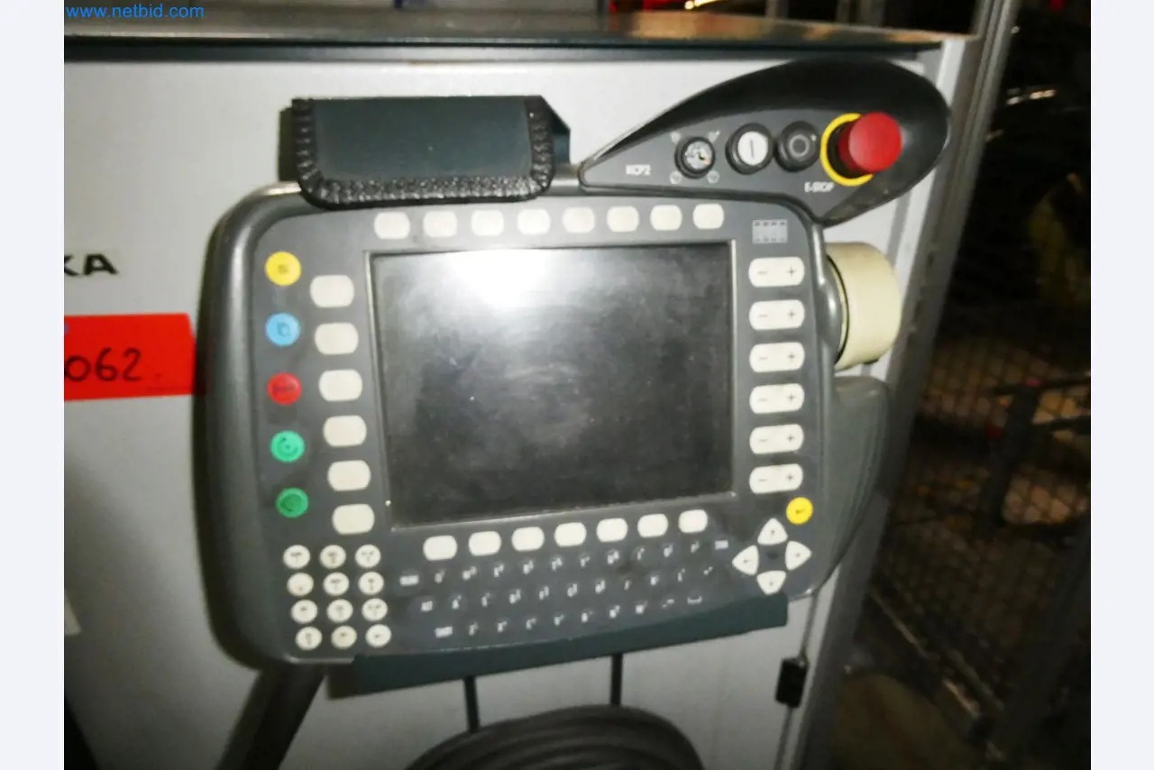 Roboty, svařovací zařízení a montážní příslušenství z automobilového průmyslu-43