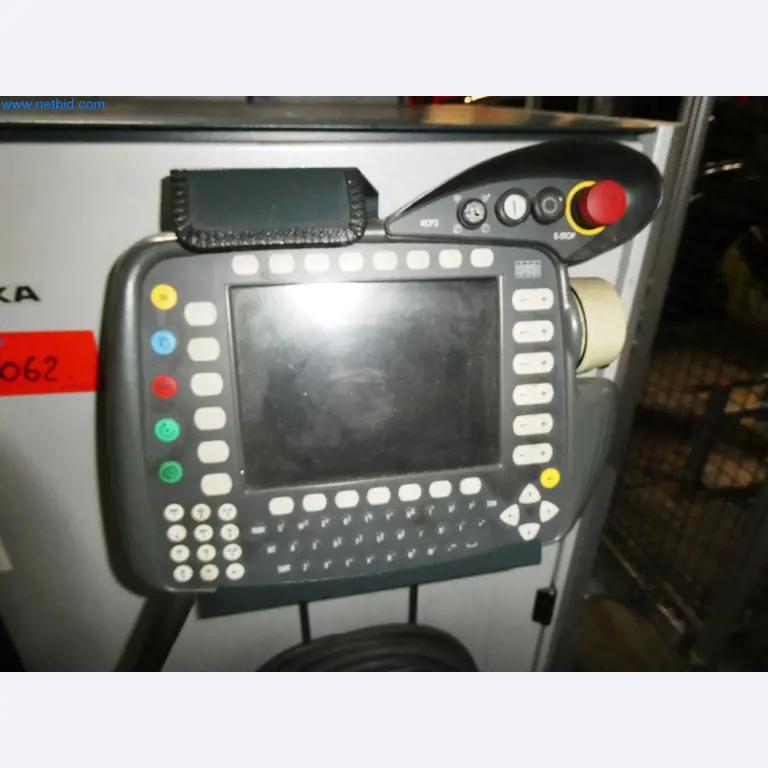 Roboty, svařovací zařízení a montážní příslušenství z automobilového průmyslu-43