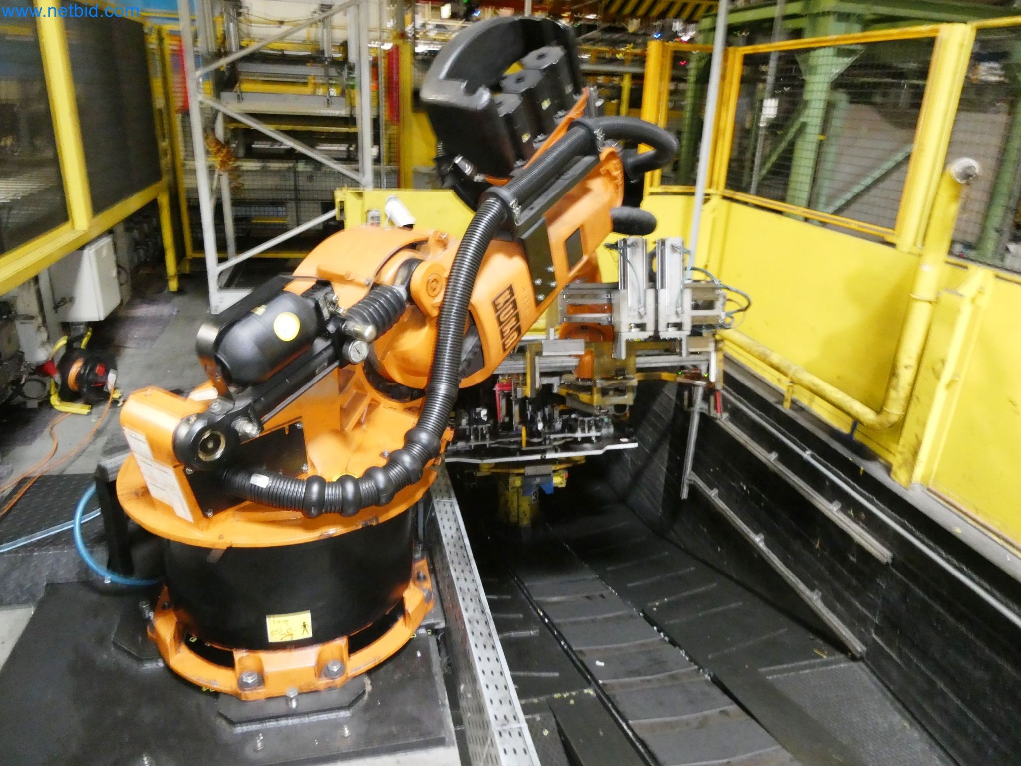 Roboty, svařovací zařízení a montážní příslušenství z automobilového průmyslu-44