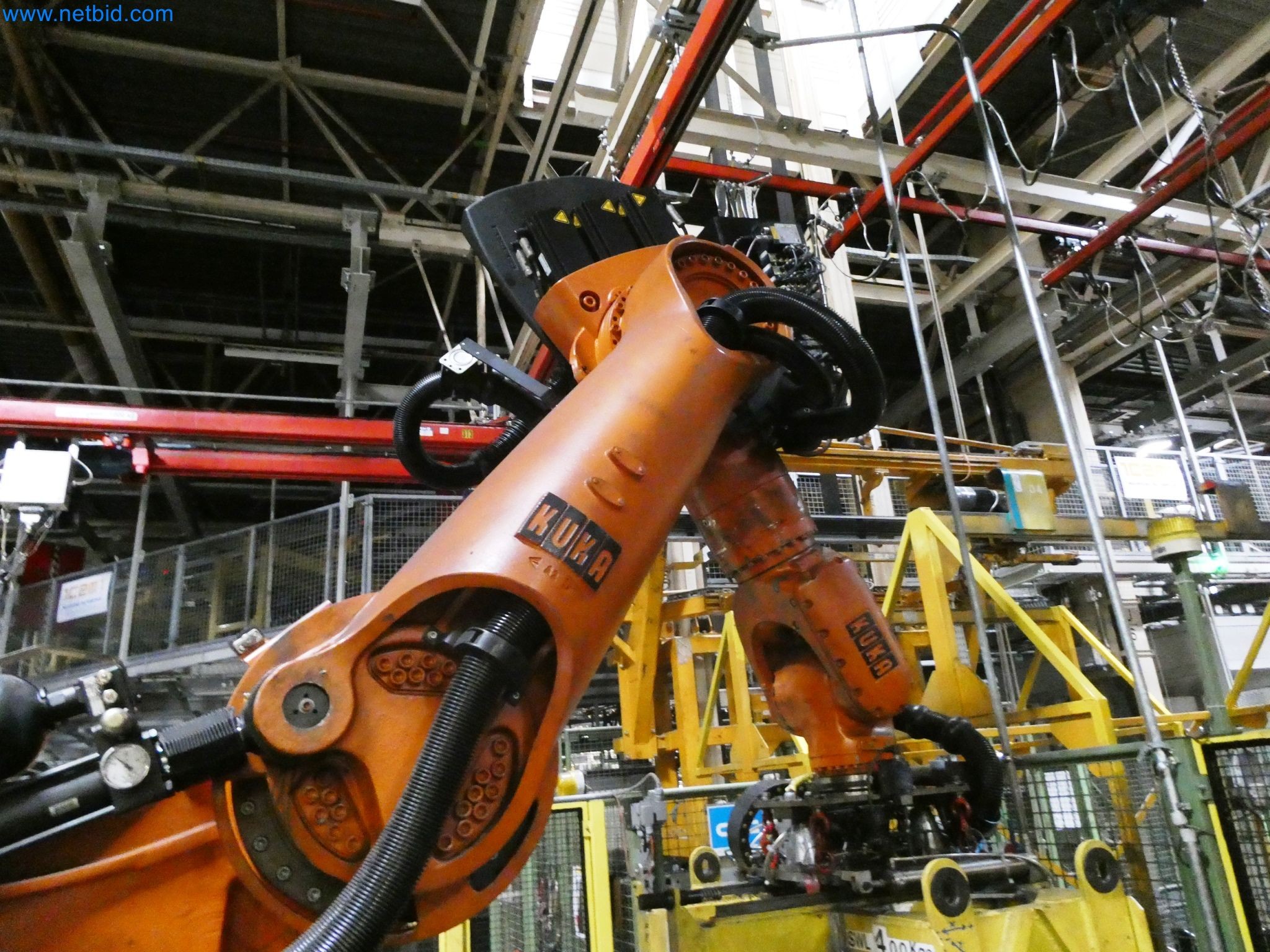 Roboty, svařovací zařízení a montážní příslušenství z automobilového průmyslu-45