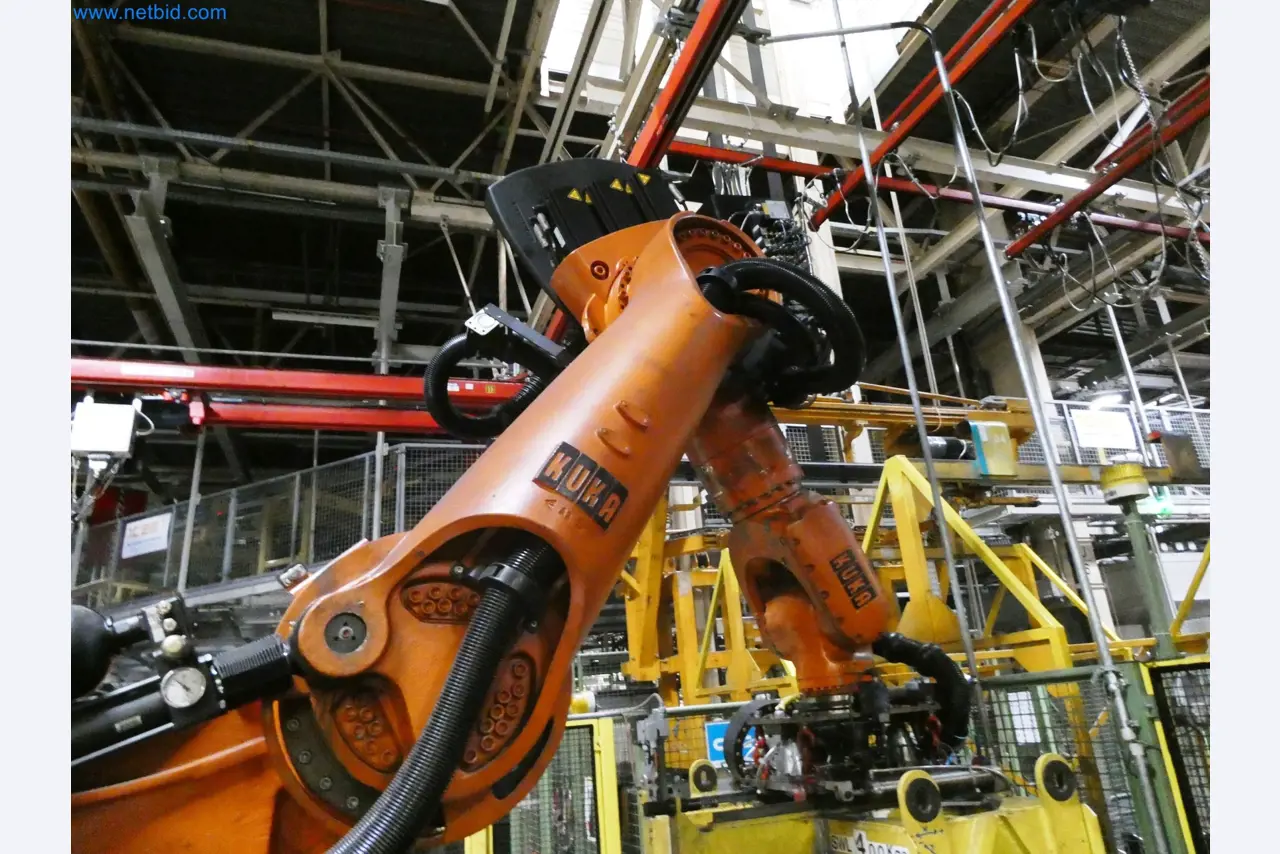 Roboty, svařovací zařízení a montážní příslušenství z automobilového průmyslu-45