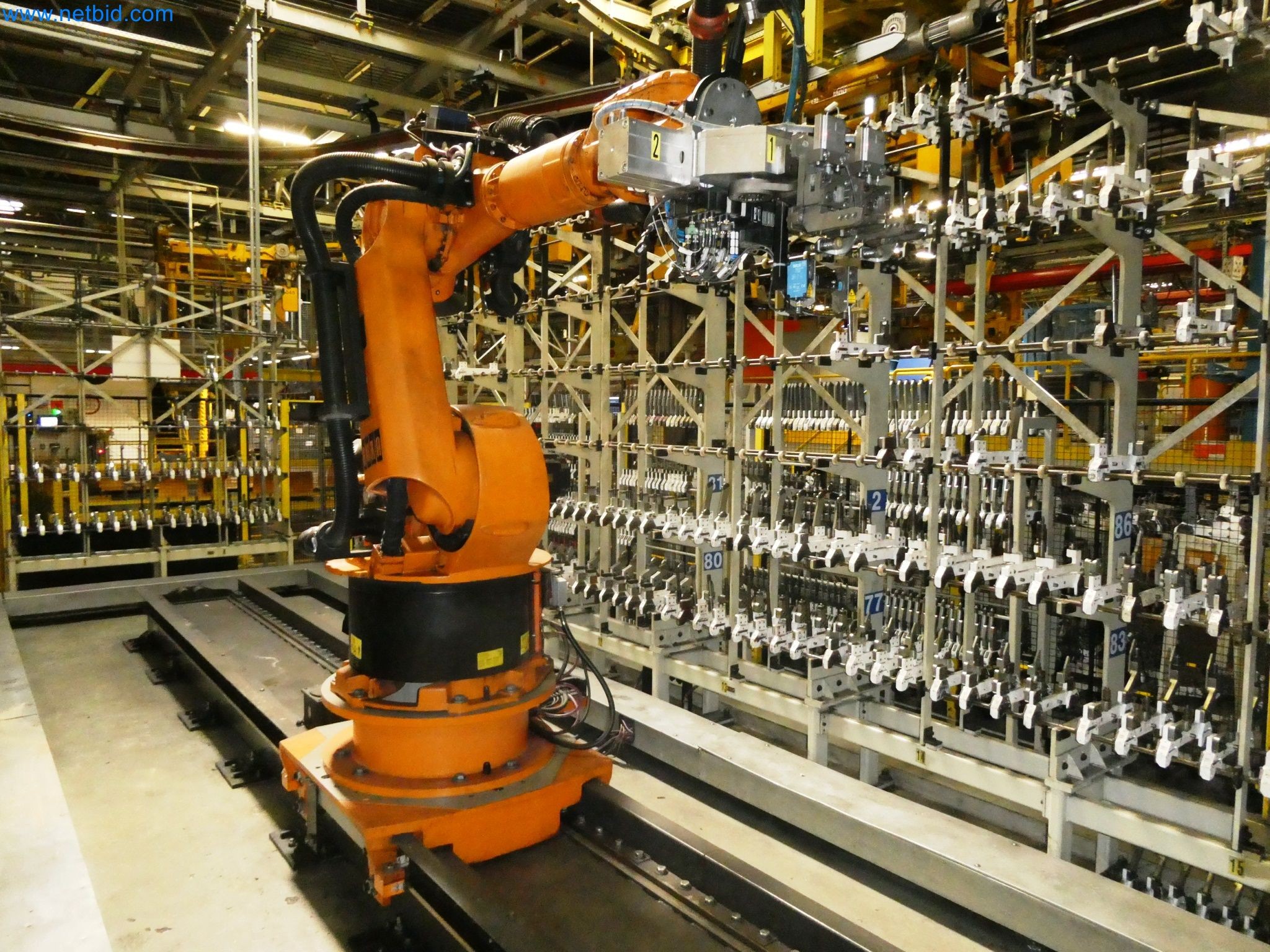 Roboty, svařovací zařízení a montážní příslušenství z automobilového průmyslu-4