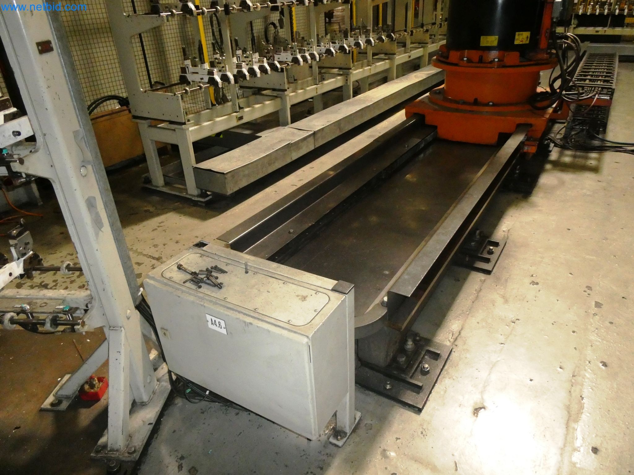 Roboty, svařovací zařízení a montážní příslušenství z automobilového průmyslu-5