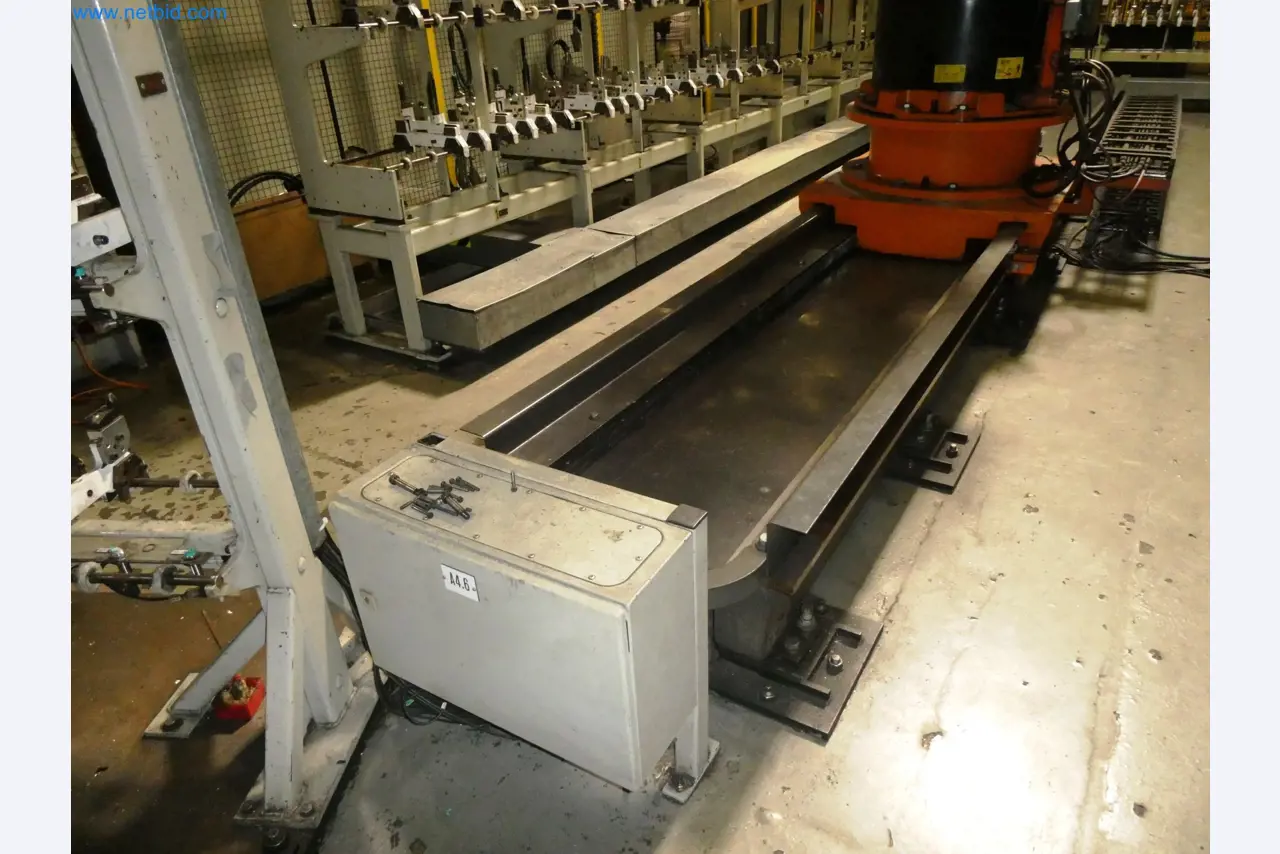 Roboty, svařovací zařízení a montážní příslušenství z automobilového průmyslu-5