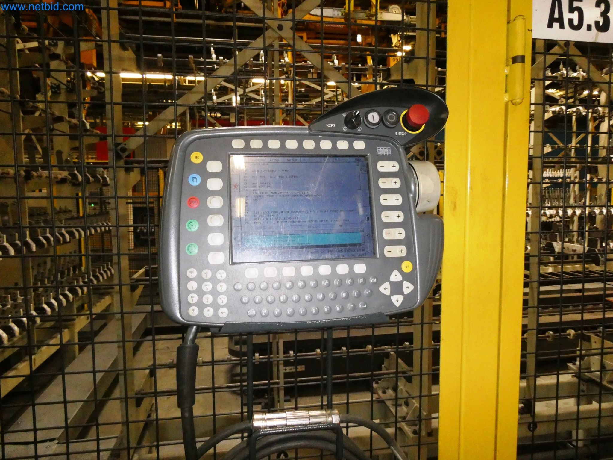 Roboty, svařovací zařízení a montážní příslušenství z automobilového průmyslu-6