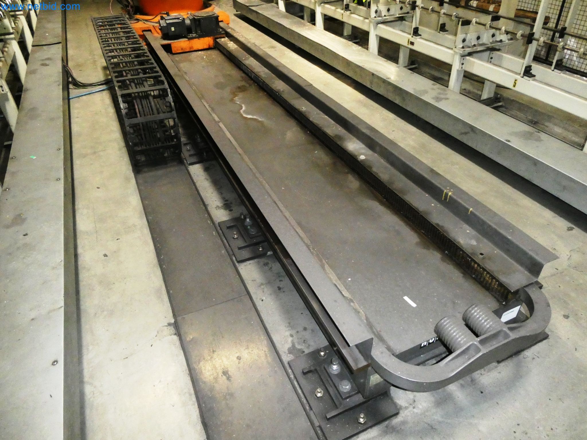 Roboty, svařovací zařízení a montážní příslušenství z automobilového průmyslu-7