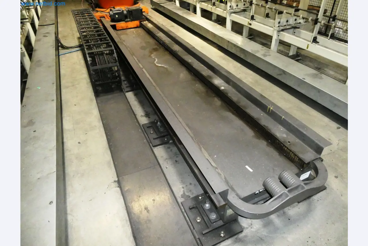 Roboty, svařovací zařízení a montážní příslušenství z automobilového průmyslu-7