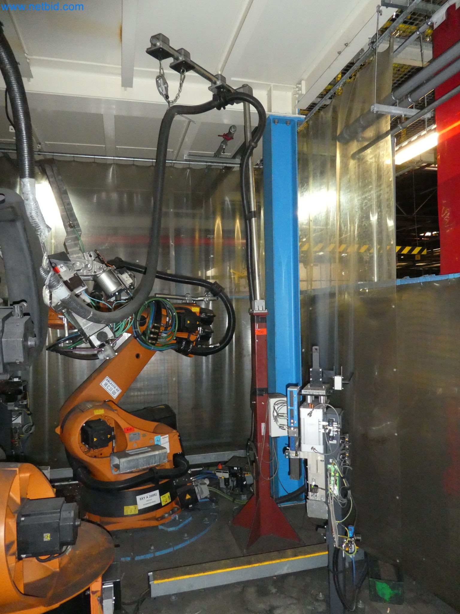 Robots, equipos de soldadura y accesorios de montaje de la industria del automóvil-3