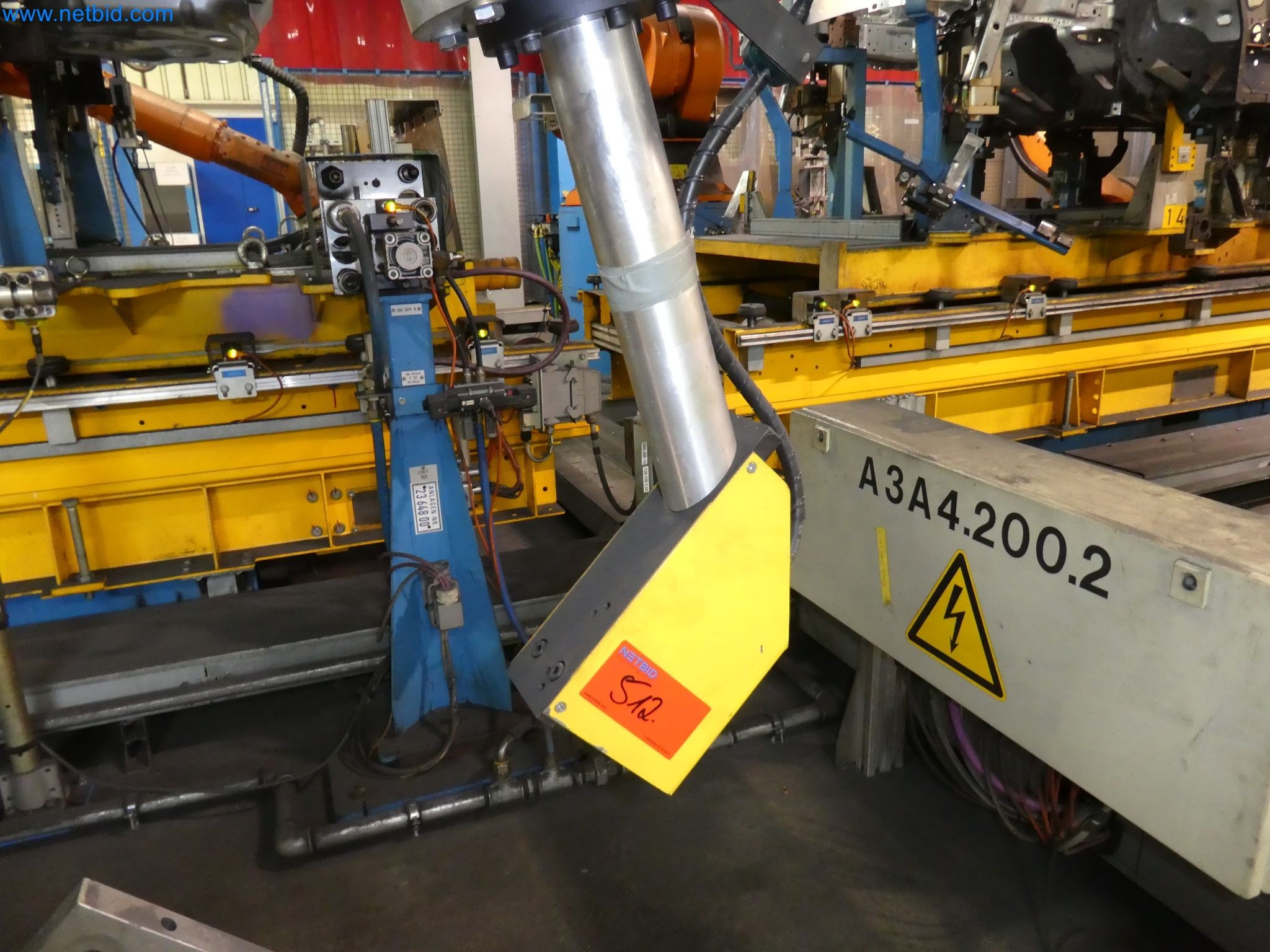 Robots, equipos de soldadura y accesorios de montaje de la industria del automóvil-7