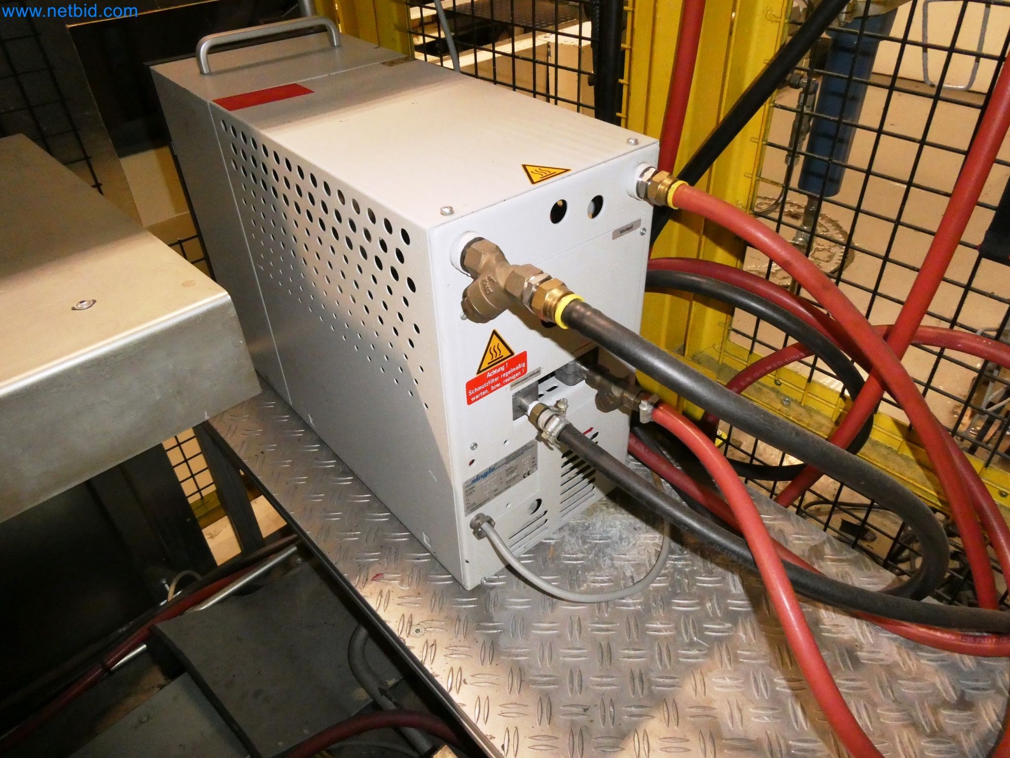 Robots, equipos de soldadura y accesorios de montaje de la industria del automóvil-3