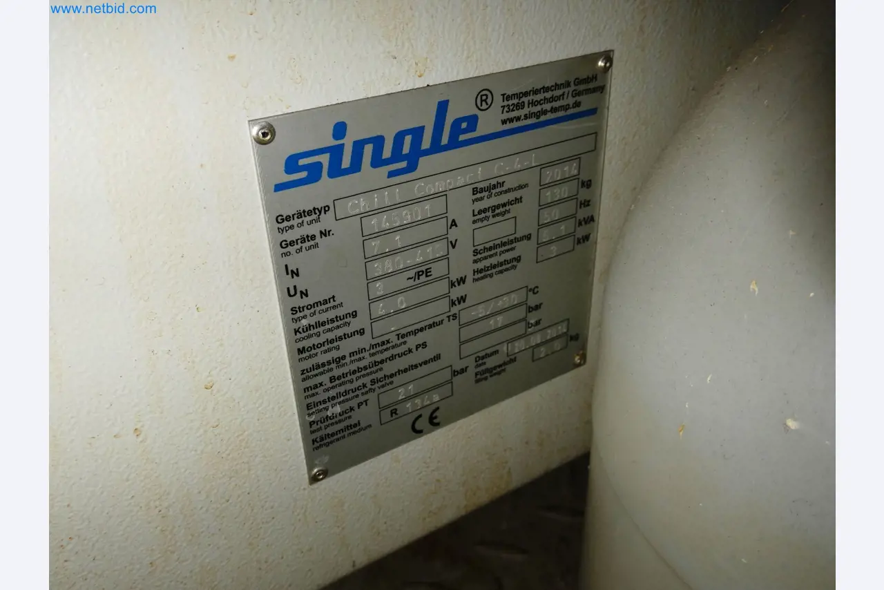 Robots, equipos de soldadura y accesorios de montaje de la industria del automóvil-3