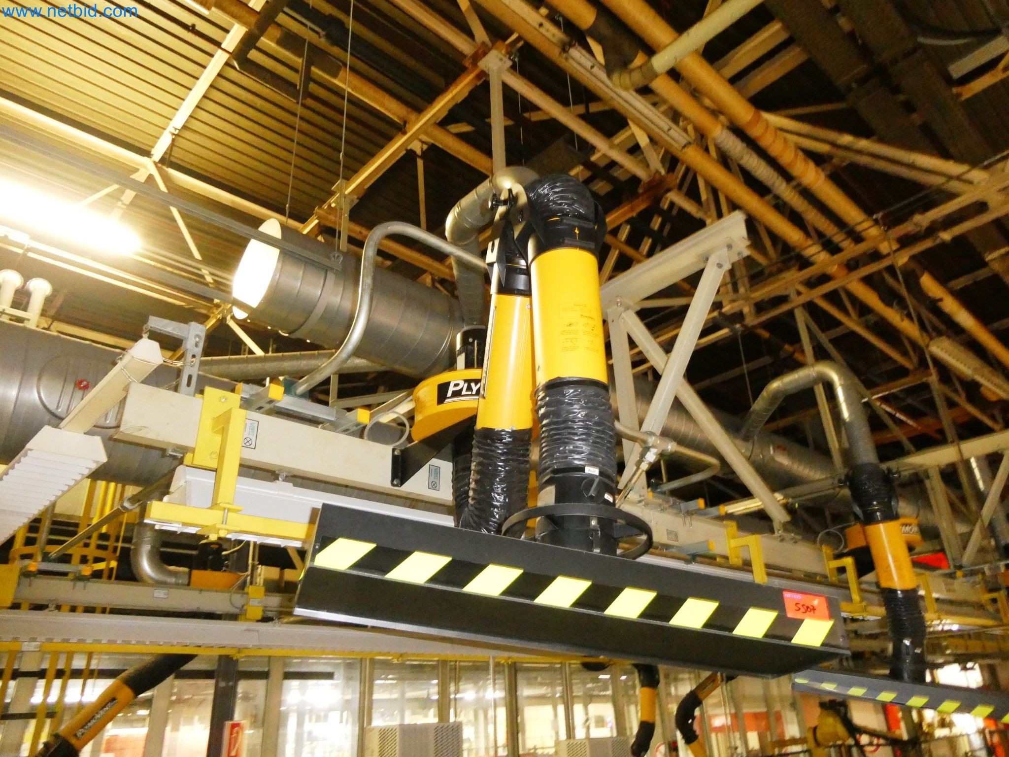 Robots, equipos de soldadura y accesorios de montaje de la industria del automóvil-1